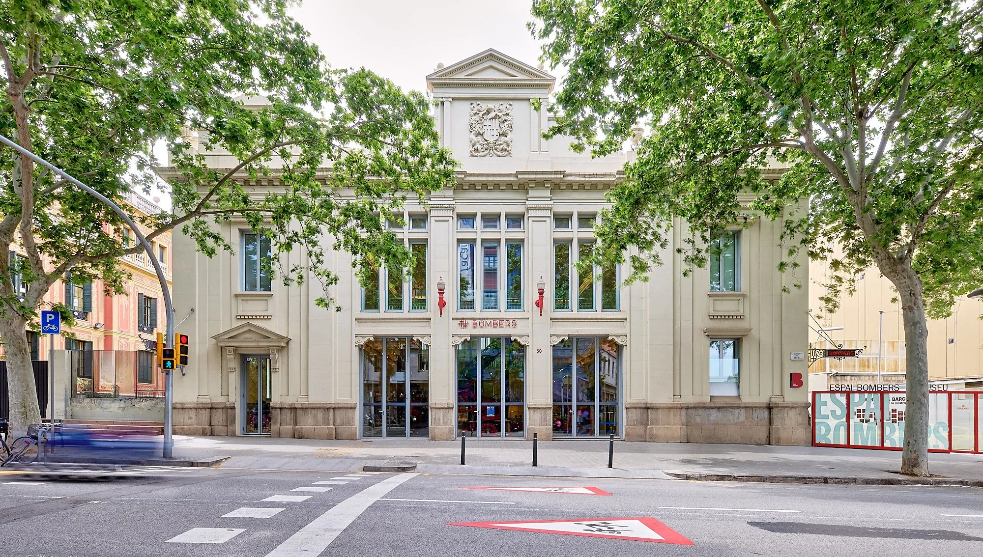 consuela-arquitectura-barcelona Pabellón núm. 1 de la Fira de Barcelona bomberos.jpg