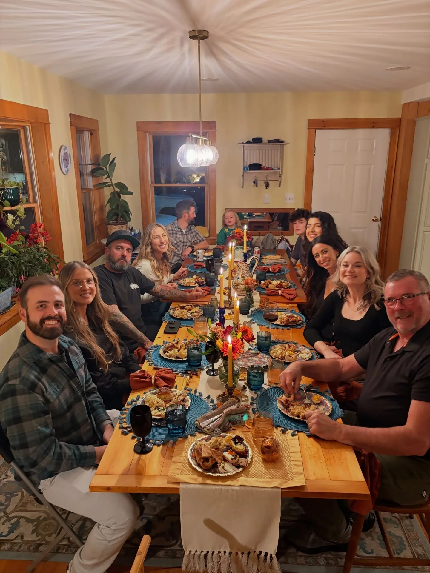 There's nothing better than a table full of people that feel like home 🤍 Friendsgiving 2025 ✨