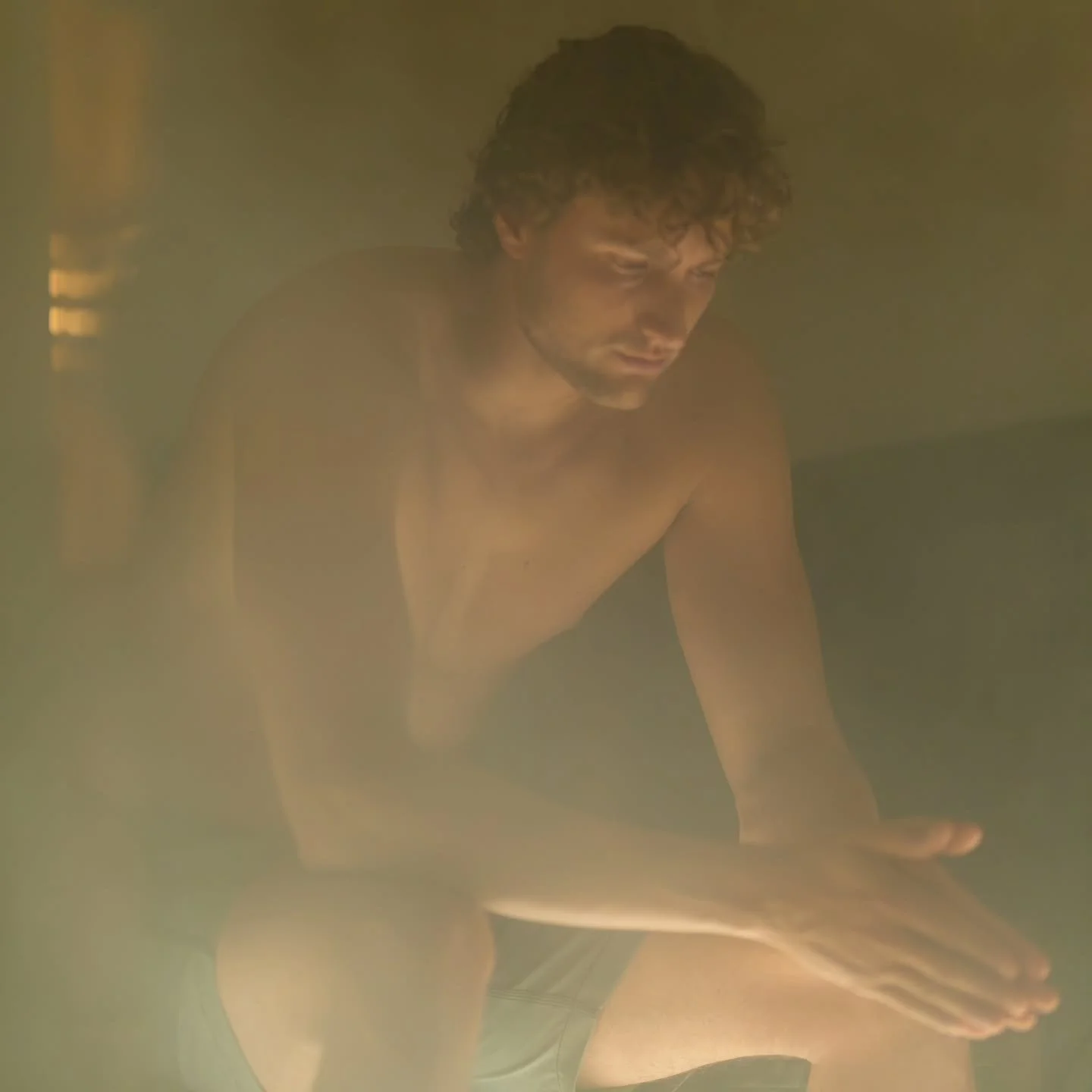 The stillness of the steam room.
Warm air, soft light, nowhere else to be 🌿