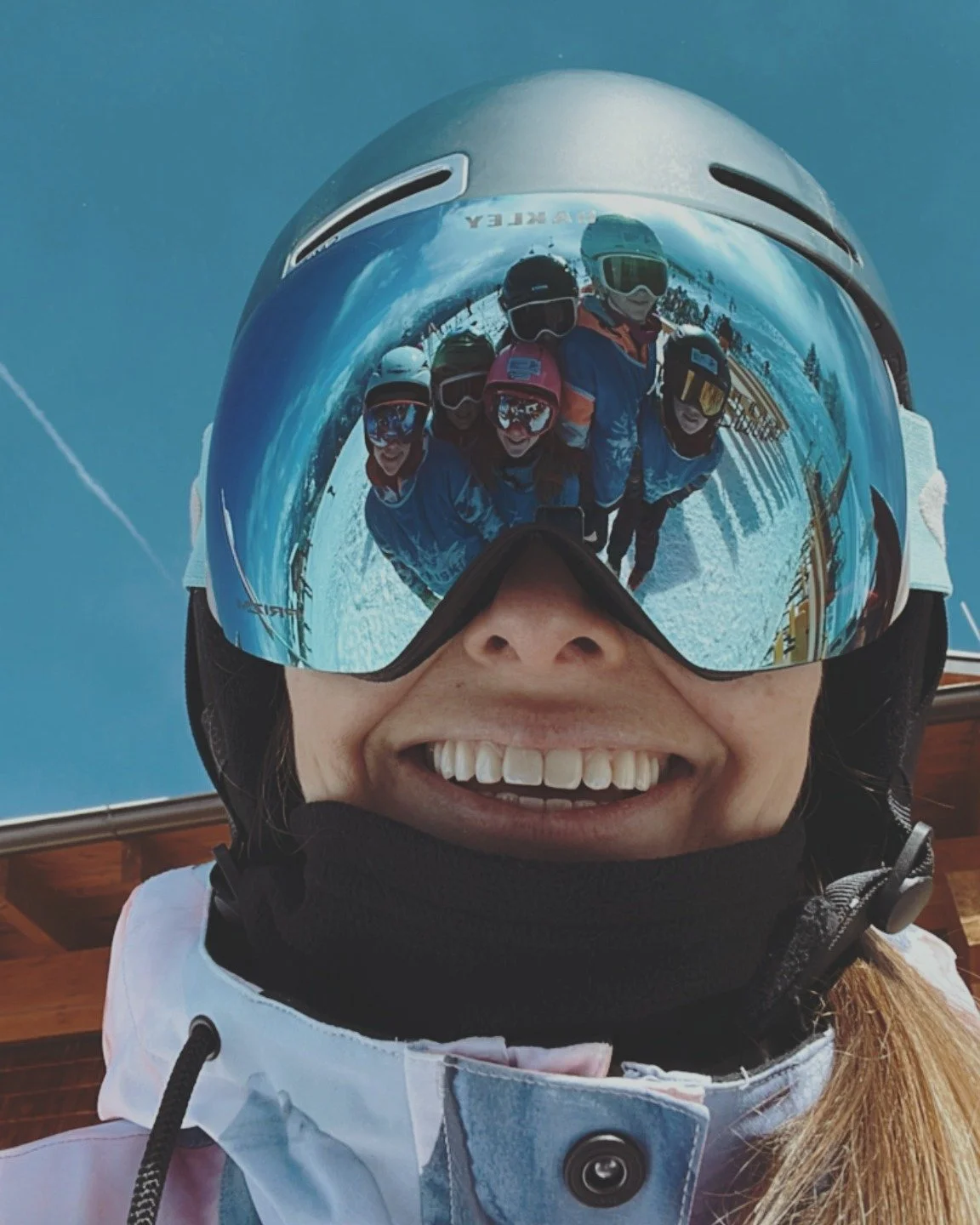 𝗢𝘂𝘁 𝗼𝗳 𝗼𝗳𝗳𝗶𝗰𝗲 👋🏻⛷️

Fun fact over mij: de bergen zijn mijn tweede thuis 🫶🏻 

Ik heb het geluk gehad om van kleins af aan op de skilatten te mogen staan en nu geef ik met veel plezier die passie door aan de volgende generatie. Ik werkte