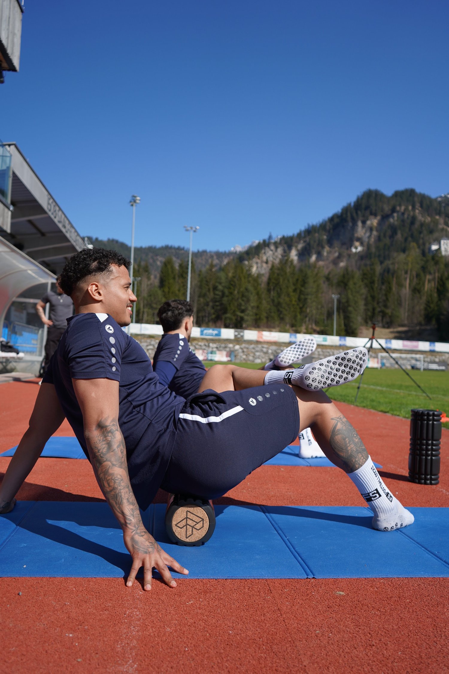 Sportler rollt nach dem Training im Freien
