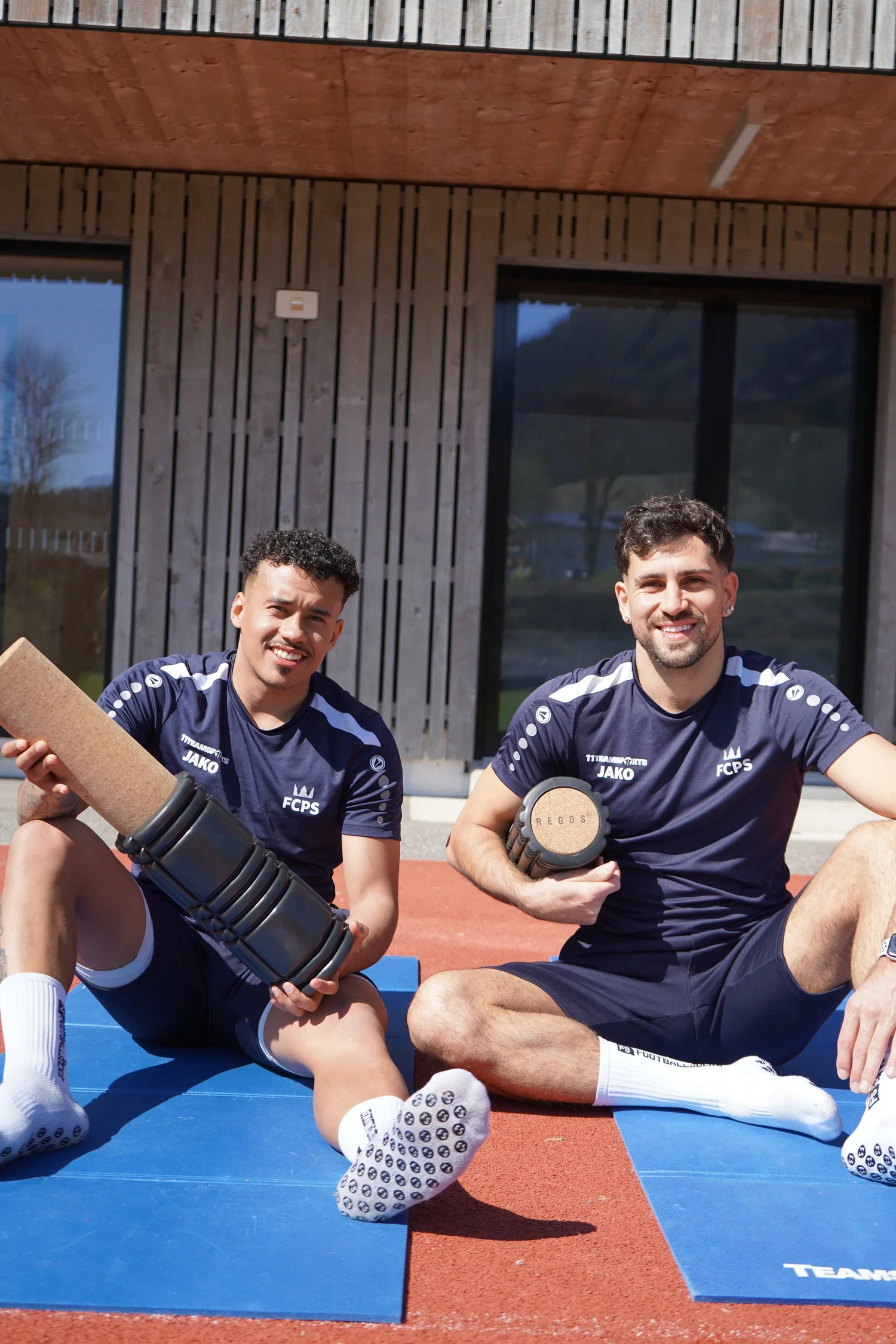 Zwei Sportler mit Faszienrollen nach dem Training