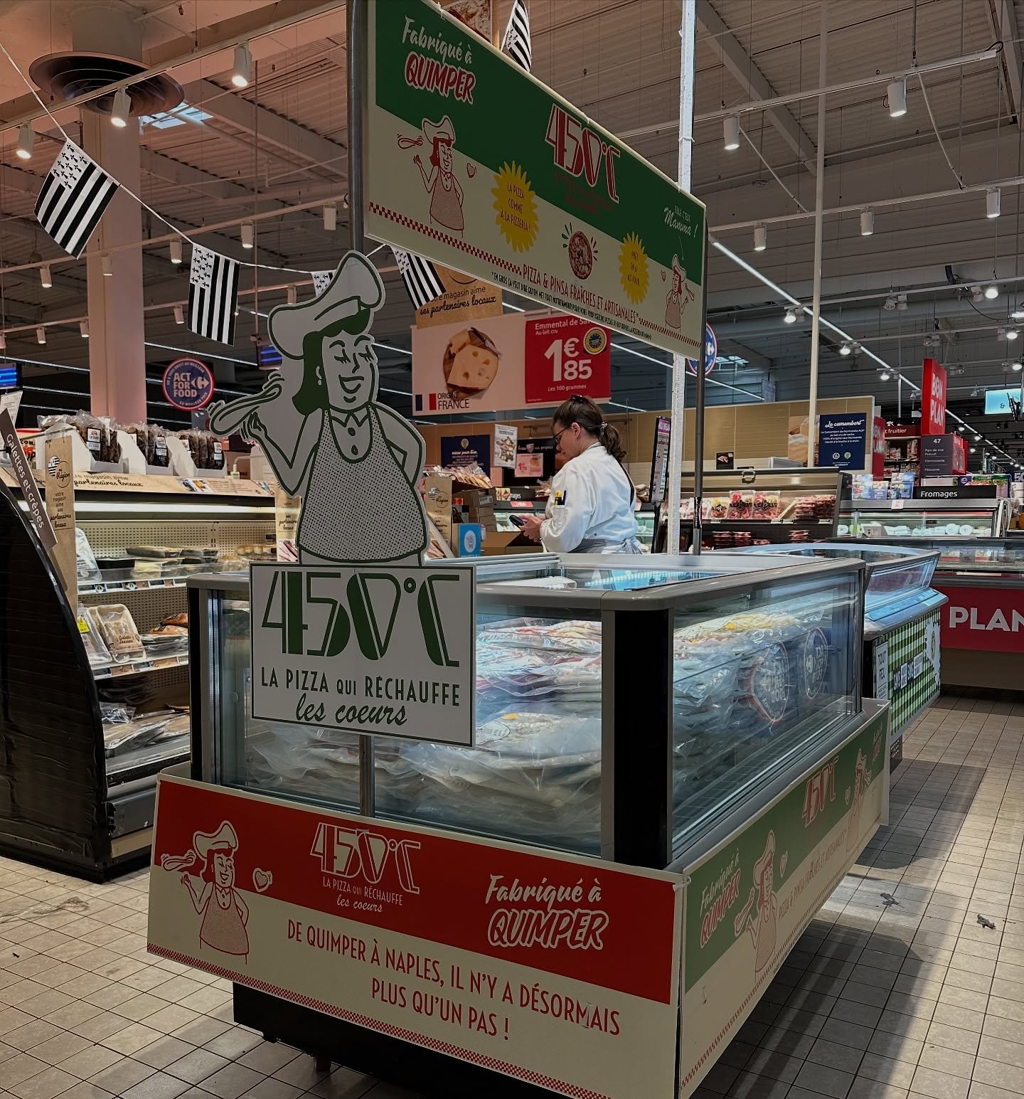 🍕🔥 NOUVEAU POINT DE VENTE POUR 450&deg;C 🔥🍕

Nos pizzas et nos pinsas artisanales sont d&eacute;sormais dispo dans les rayons frais du Carrefour Quimper 🛒🇫🇷

Un grand merci &agrave; toute l&rsquo;&eacute;quipe du magasin pour leur accueil et l