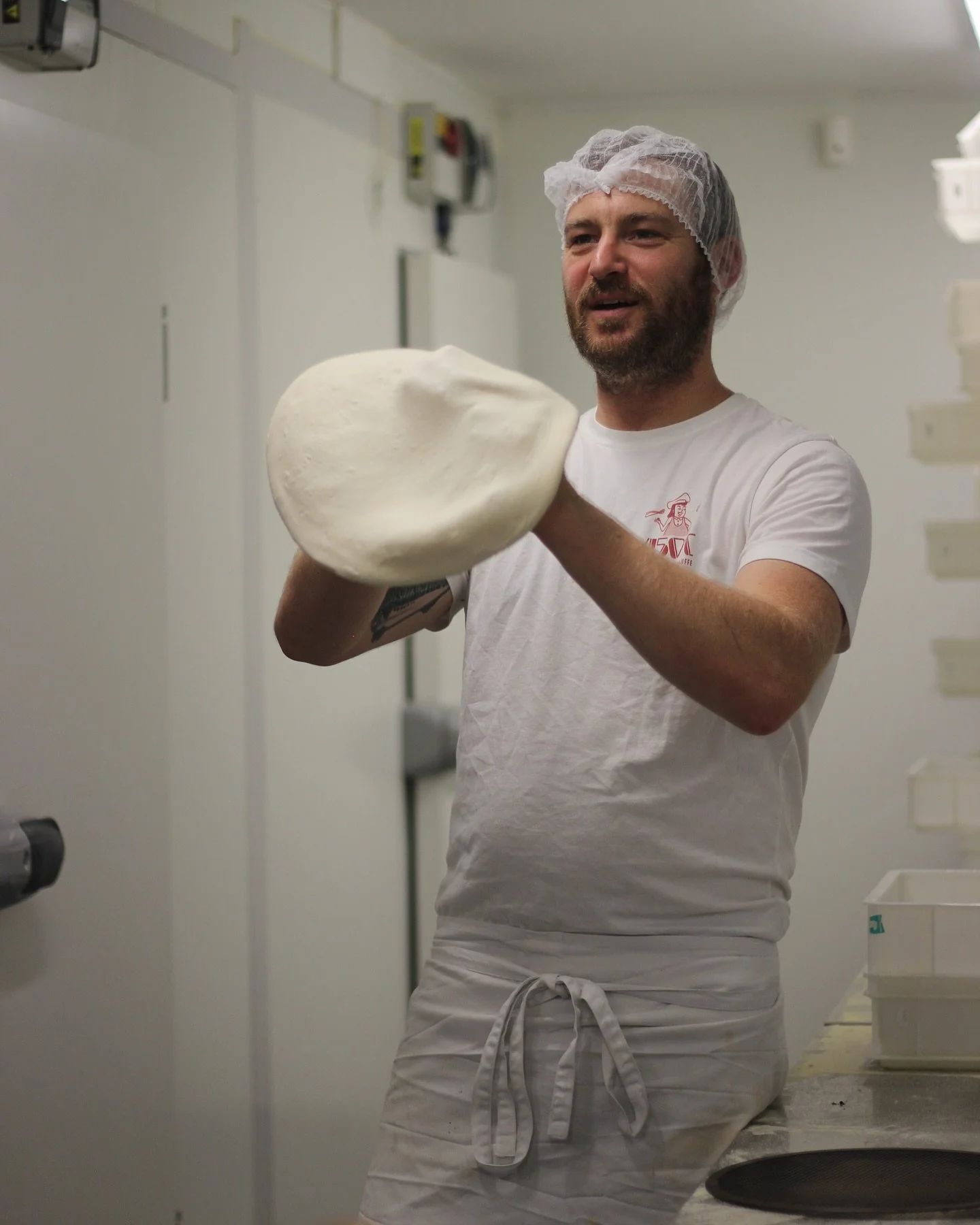Ici, pas de machines, pas de raccourcis. Juste une excellente farine, de l’eau, du temps… et ce geste répété mille fois, toujours avec la même passion.
Chez 450°C, chaque pâte est étalé