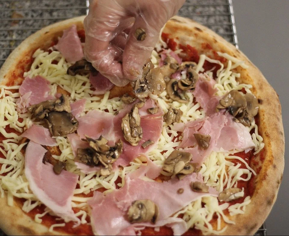 Ici, rien n’est laissé au hasard.
Chaque pizza est garnie à la main, avec des produits ultra frais, juste avant le conditionnement 
Des gestes précis, un vrai savoir-faire… pour une pizza qui a du goût et du ca