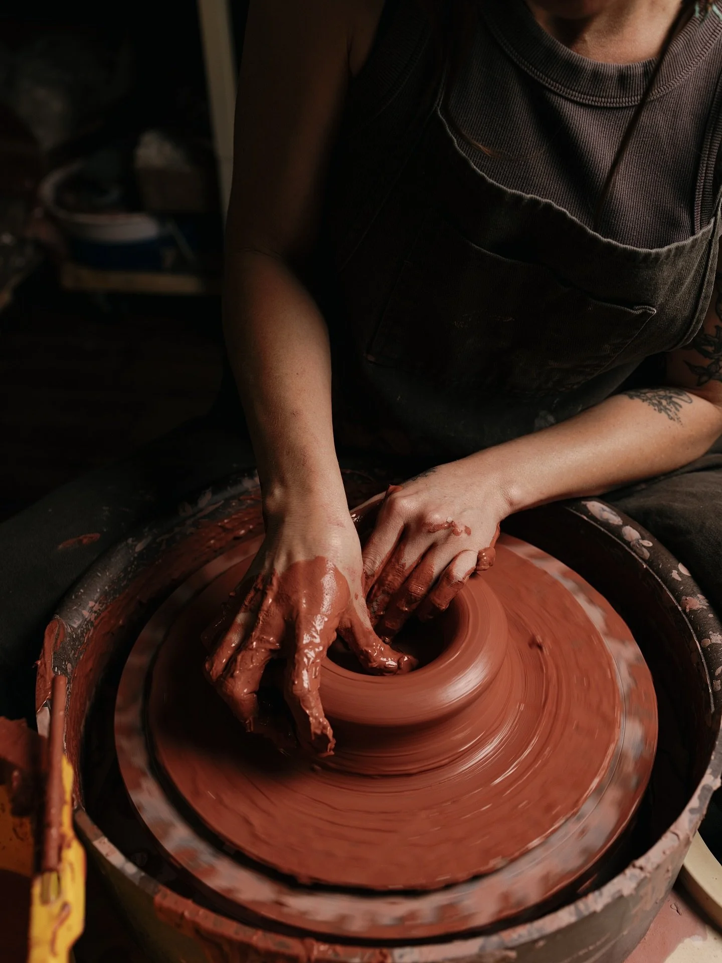 Little branding shoot for @fragmentsandfig ✨ Had so much fun working with Emily and seeing her true talent come to life with these images! #canon #brandingshoot #pottery