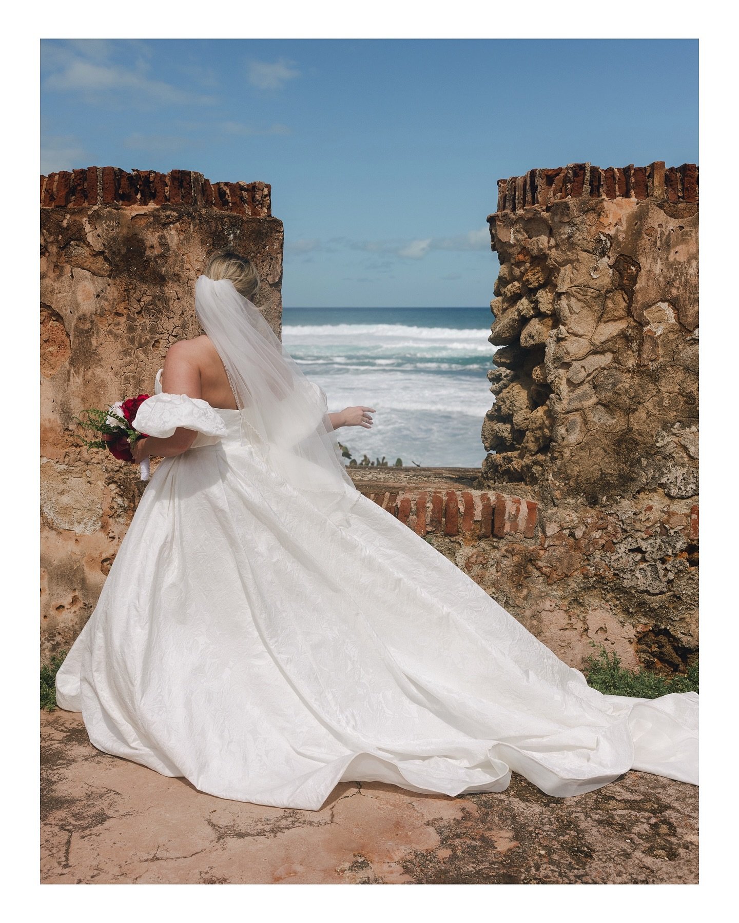 Happy New Years ✨ Thank you for every inquiry, booking, and shoot I&rsquo;ve had thus far! 2025 was great and I can&rsquo;t wait to double down on creativity and fill 2026 with lots of captured moments! 

- Destination Elopement in Puerto Rico 2024 ✨