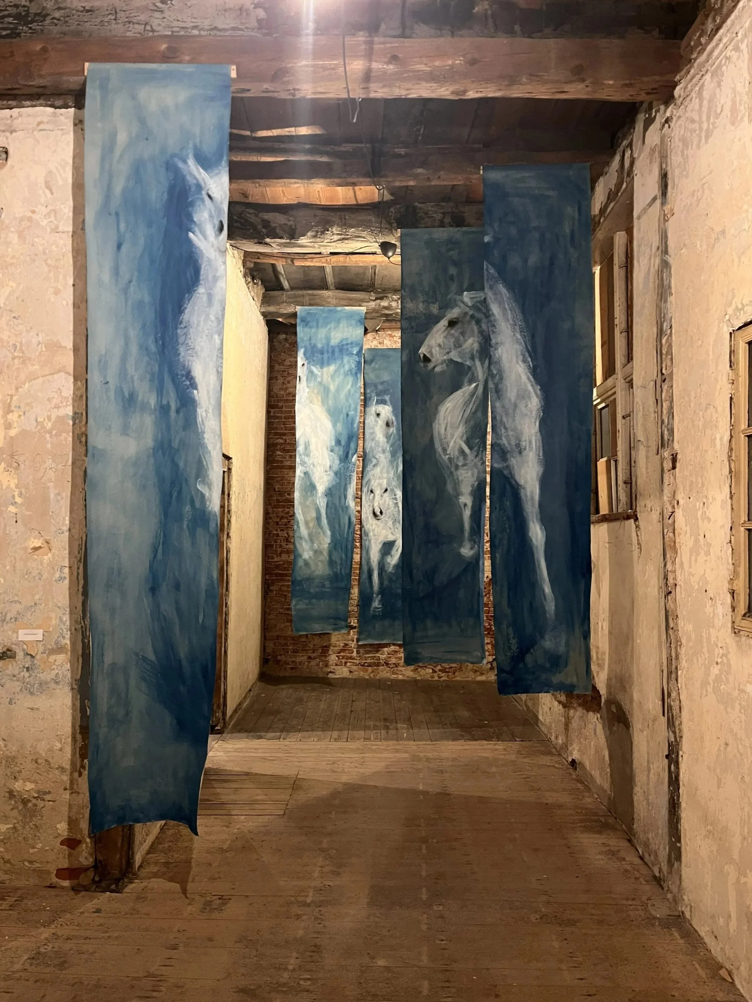 Installation/Malerei auf Papier  "Schlachtrösser" (5x 0,7x350cm)