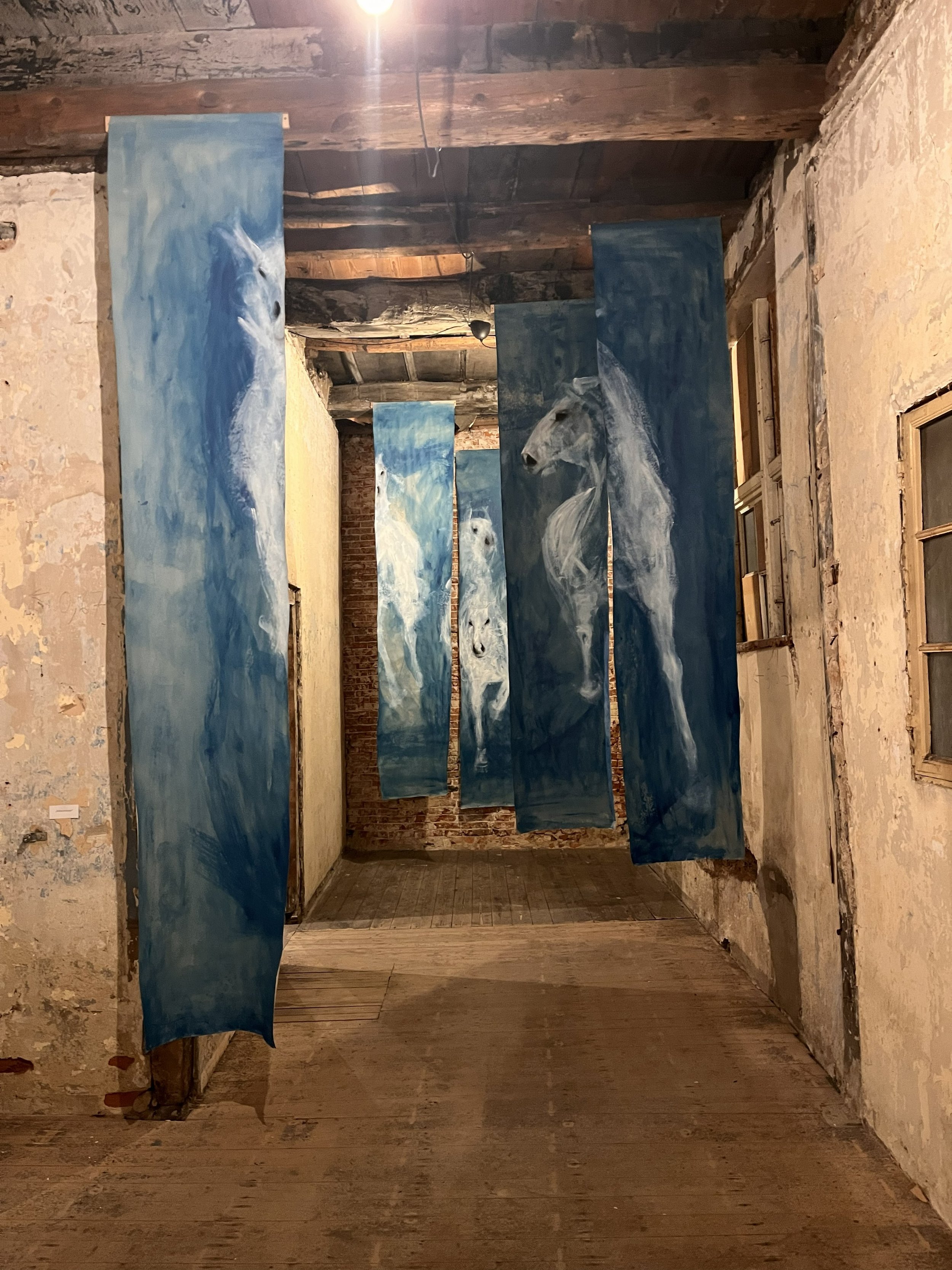 Installation/Malerei auf Papier  "Schlachtrösser" (5x 0,7x350cm)