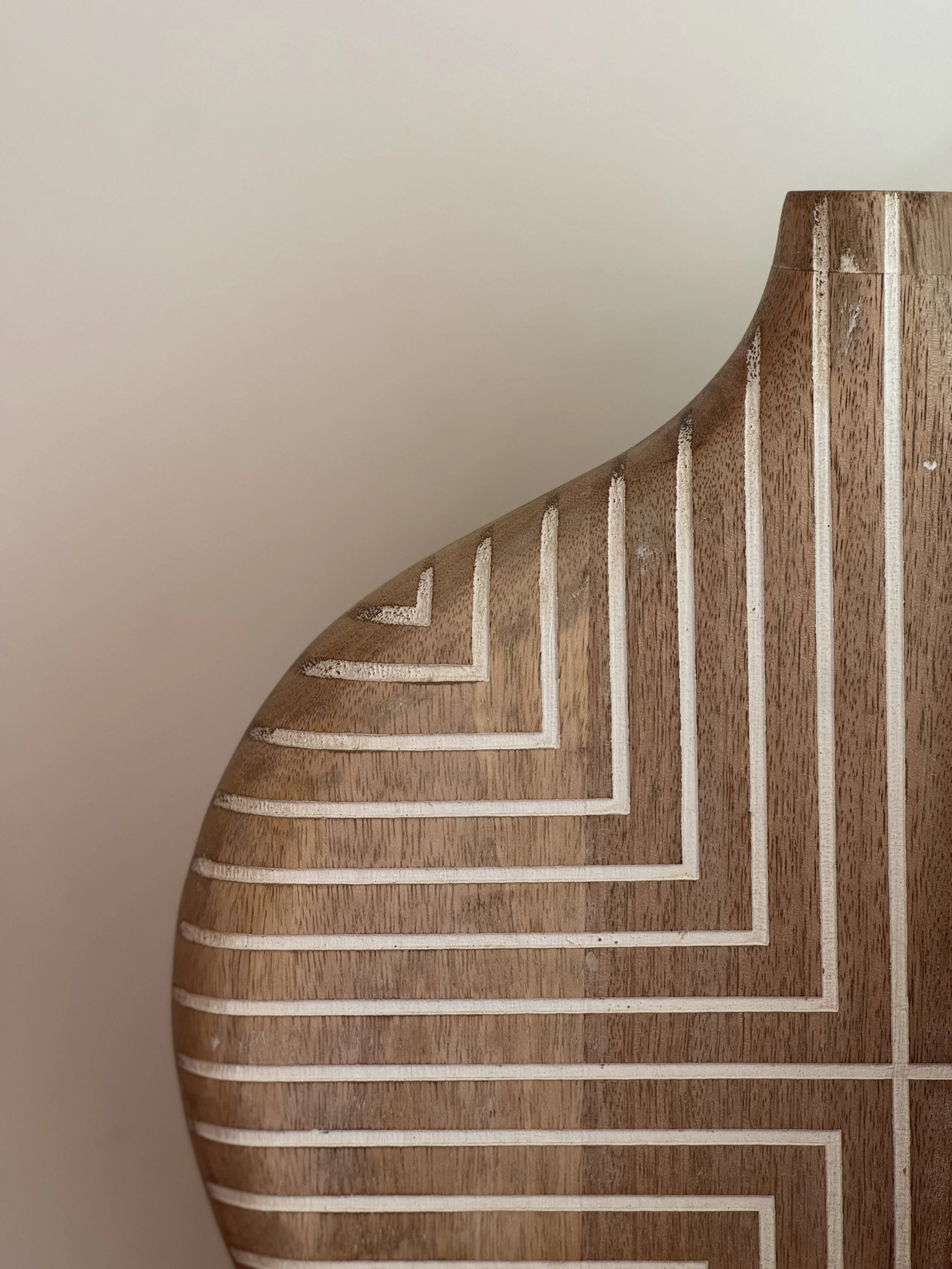 Mango Wood Vase- Naksh (Carving)