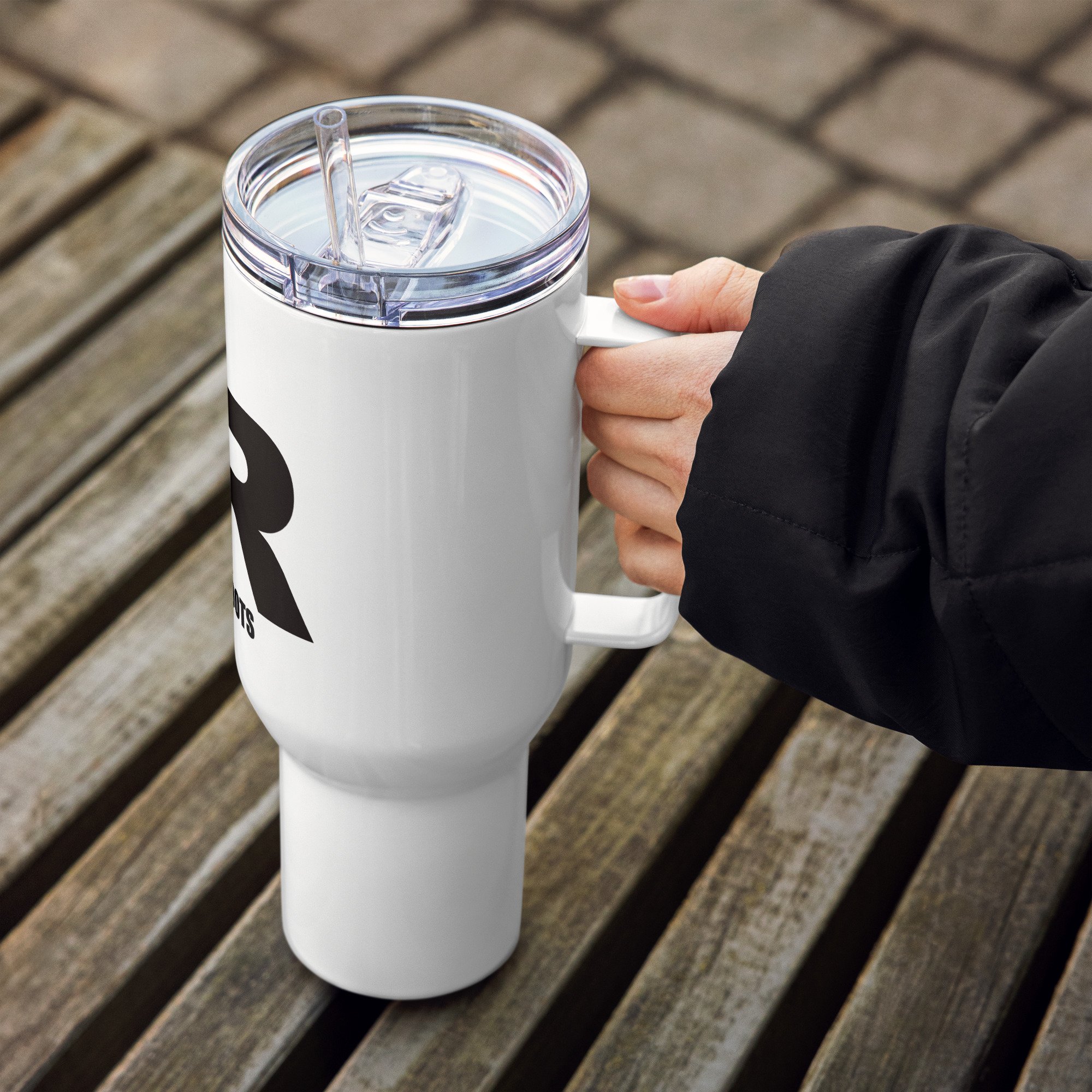 Travel mug with a handle