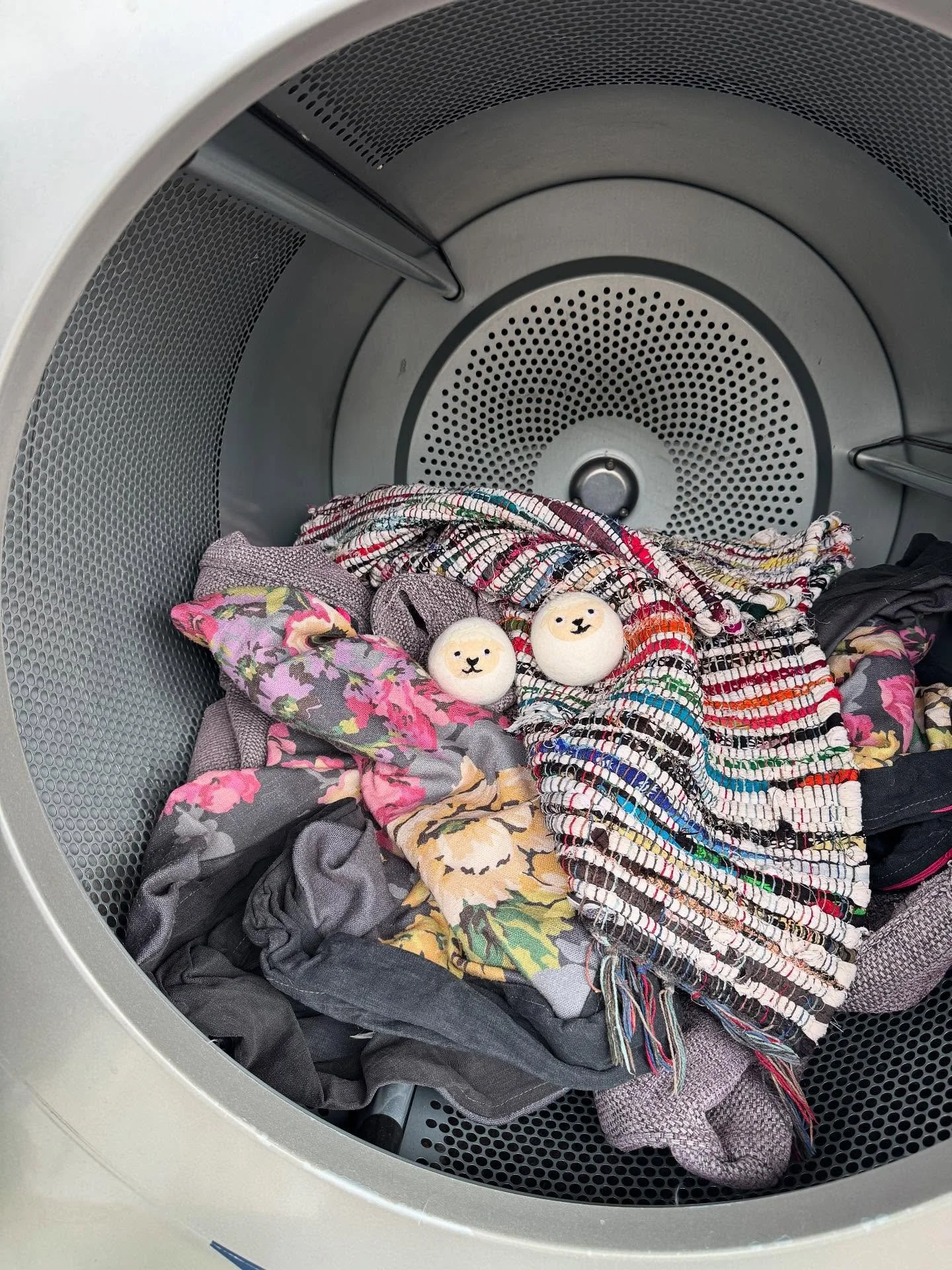 Behind the scenes ✨ some little moments from my week:

🌧️ The big dryer&rsquo;s been busy as the chilly weather settles in, with my trusty novelty wool balls tumbling alongside&hellip;Wools exothermic natural properties make tumble drying gentler &a