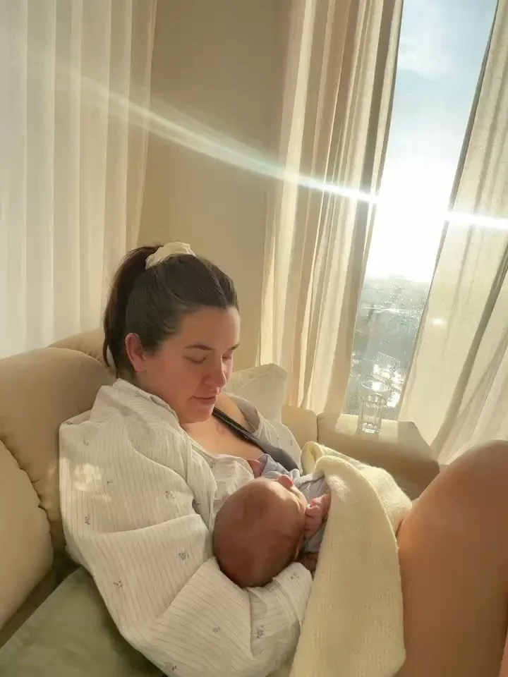 Currently on cloud 9⛅️🩵✨ 

Meet: Devy Mac - na een snelle bevalling thuis, in bad, geboren op 1 september na de meest intense, rauwe, pijnlijke en krachtige ervaring uit mijn leven.🐦&zwj;🔥

Alles moet nog een plekje krijgen, behalve kleine Devy Ma