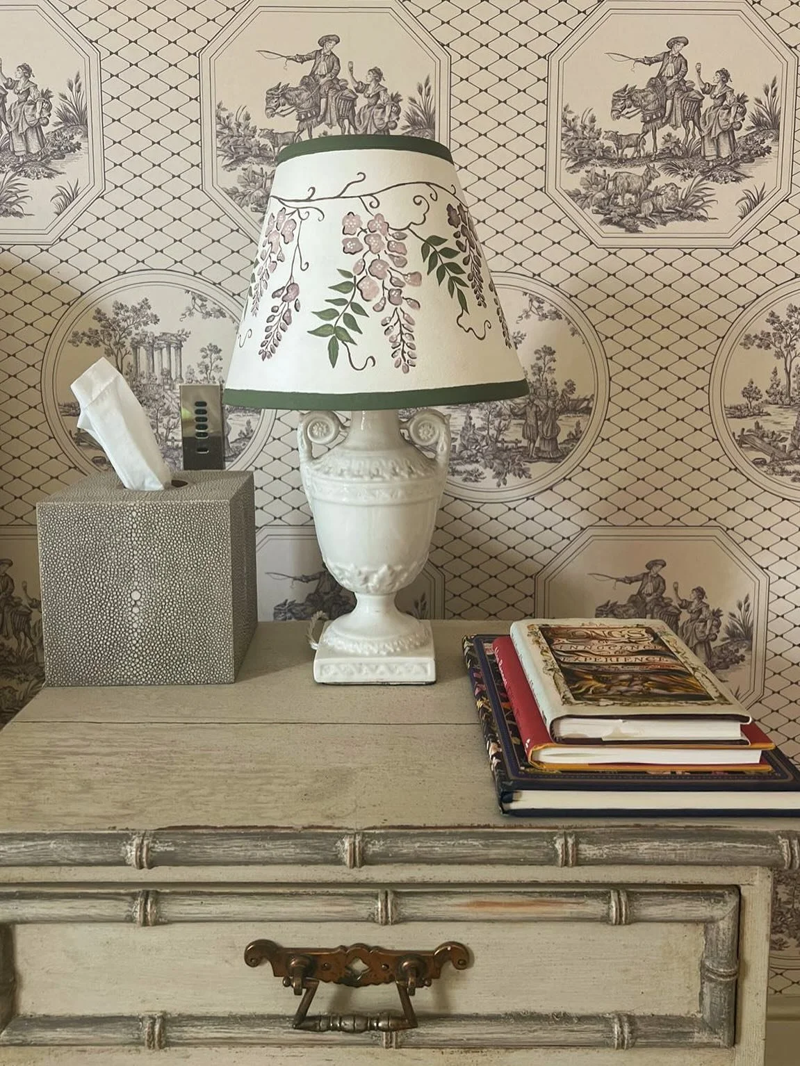 A bespoke pair of wisteria lampshades 🪻🪻 This design was inspired by a lovely classic Colefax and Fowler fabric that features on the cushions of this room.