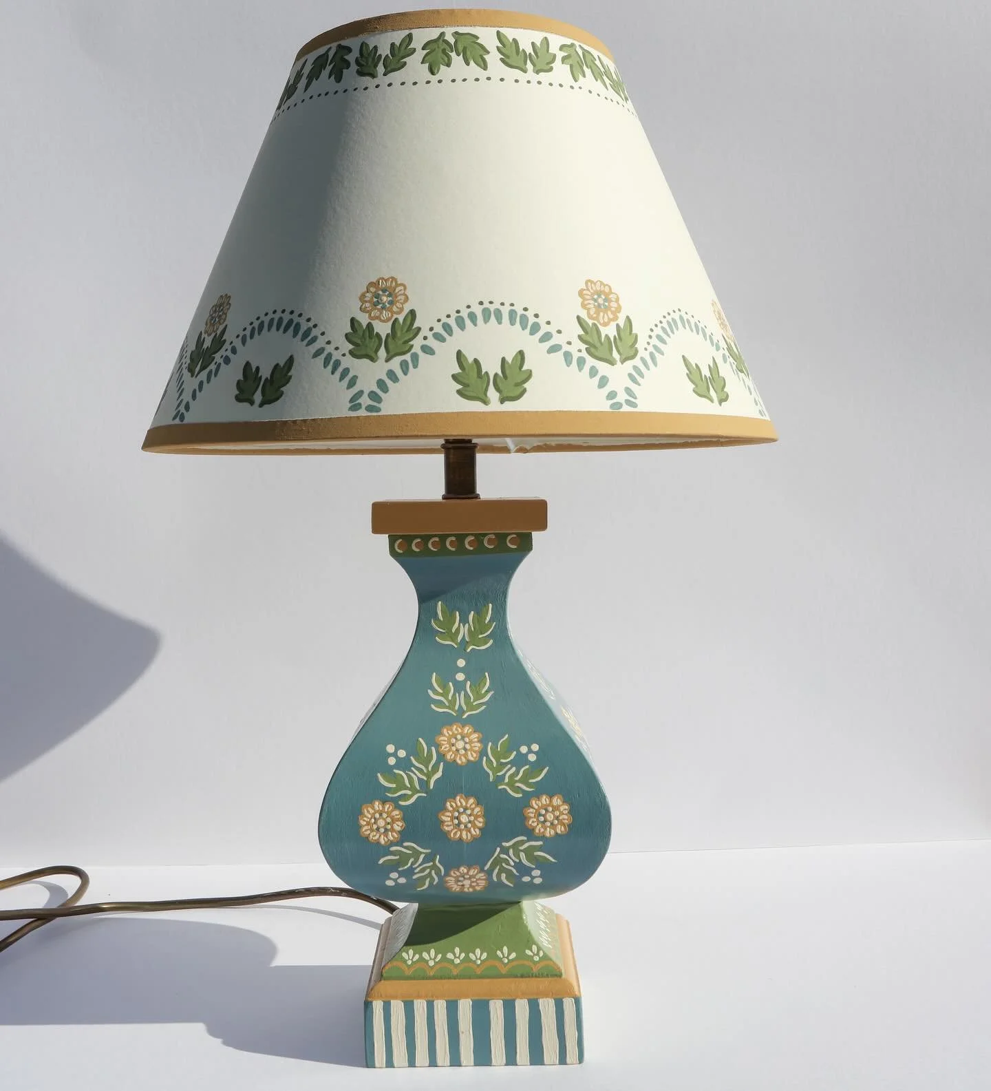 The hawkridge lampshade &amp; base in blue 🌼🌿🌼🌿

Available to shop through the link in my bio. 

#HandPaintedLampshade #BespokeLighting
#CustomLamp #DecorativeArtist #HandPaintedDecor #PaintedLamp #ArtisanLighting #CustomHomeDecor #FunctionalArt 