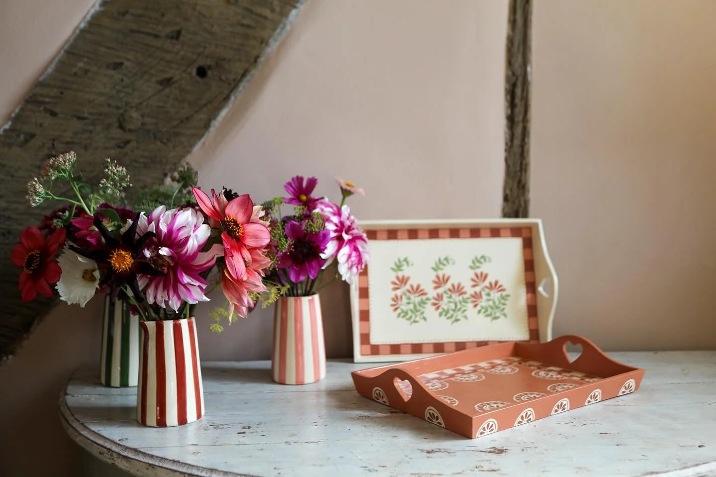 The Luckwell and Exford tray surrounded by the last of the summer dahlias. 🌷🌷🌷

Available to shop through the link in my bio. 

#HandPaintedLampshade #BespokeOttoman
#CustomTray #DecorativeArtist #HandPaintedDecor #PaintedTray #Artisan #CustomHome