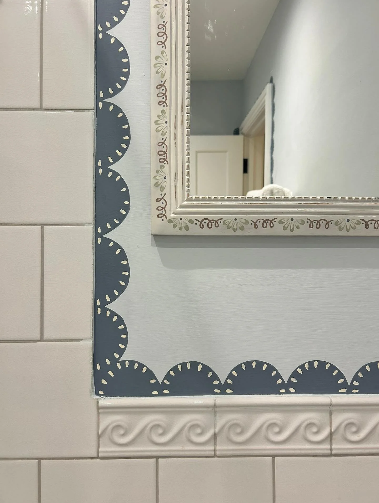 I absolutely loved working on this scalloped border and hand painted mirrors for the lovely @milliesdishes 

It&rsquo;s amazing the impact that a small scalloped border can have in a room. 

#HandPaintedLampshade #Bespokemural
#CustomTray #Decorative