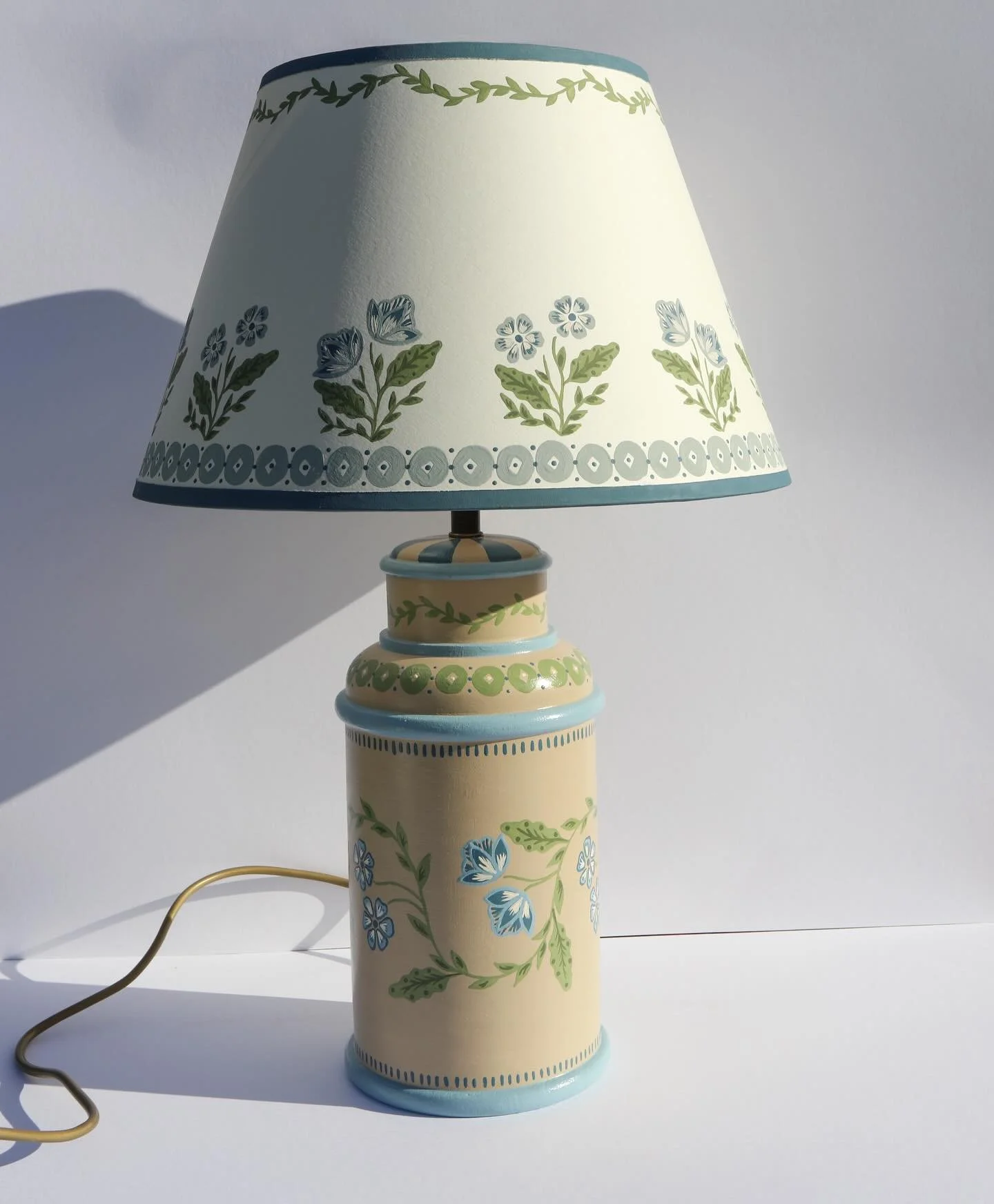 The Withypool lampshade and table lamp 🪻🪻🪻🪻🪻 

A fun combination of florals and geometric patterns. 

#HandPaintedLampshade  #DecorativeArtist #HandPaintedDecor #Artisan #CustomHomeDecor #FunctionalArt #LampshadeDesign #Bespokelnteriors #Interio