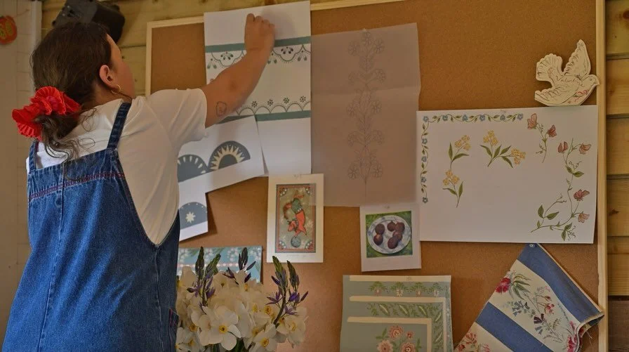 Some behind the scene studio shots featuring a new spring tray 🌷🌸🌷 

Beautifully shot by @kittynason.creative