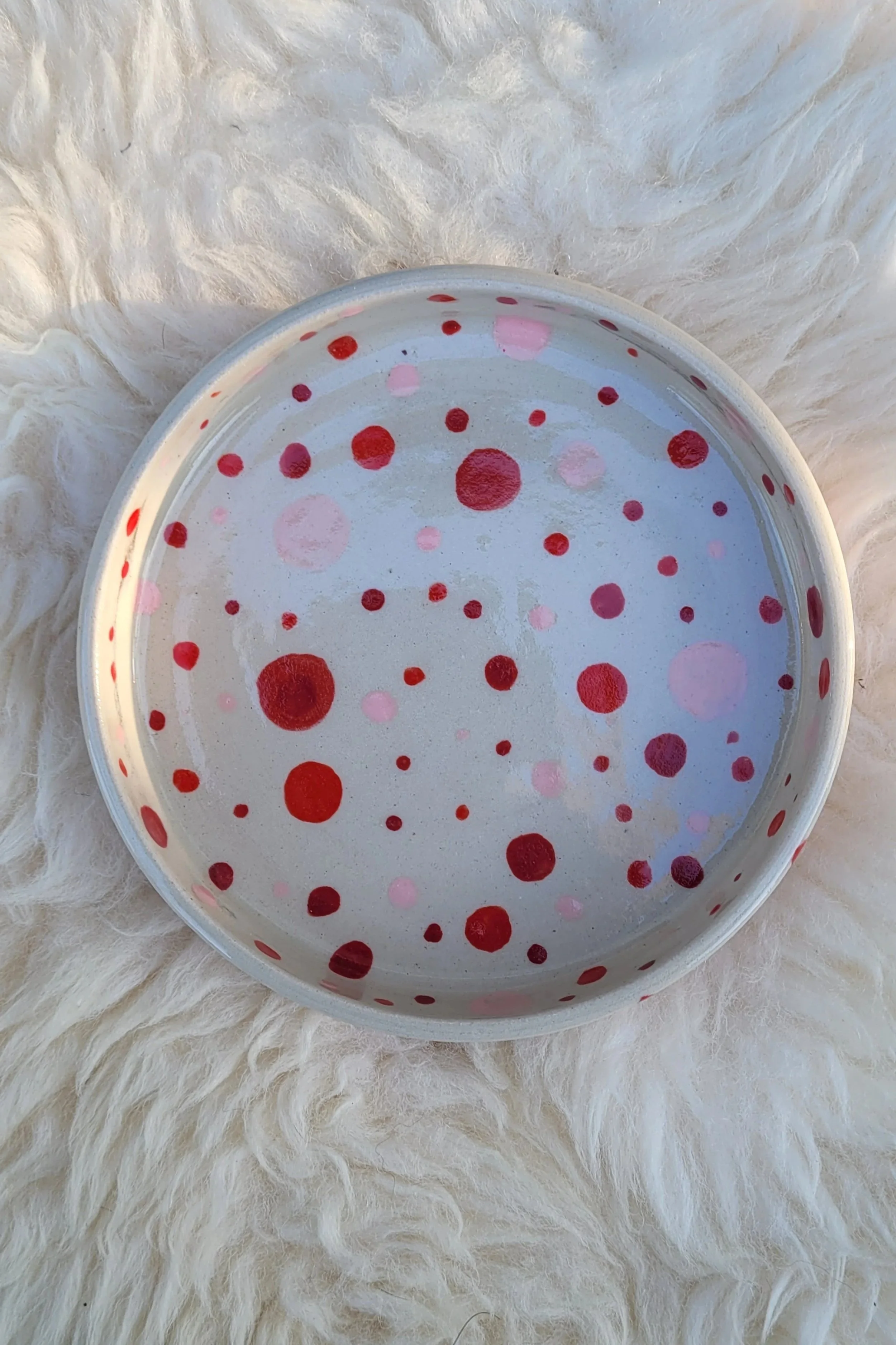 Dekorativ Skål med Rødlige Pletter