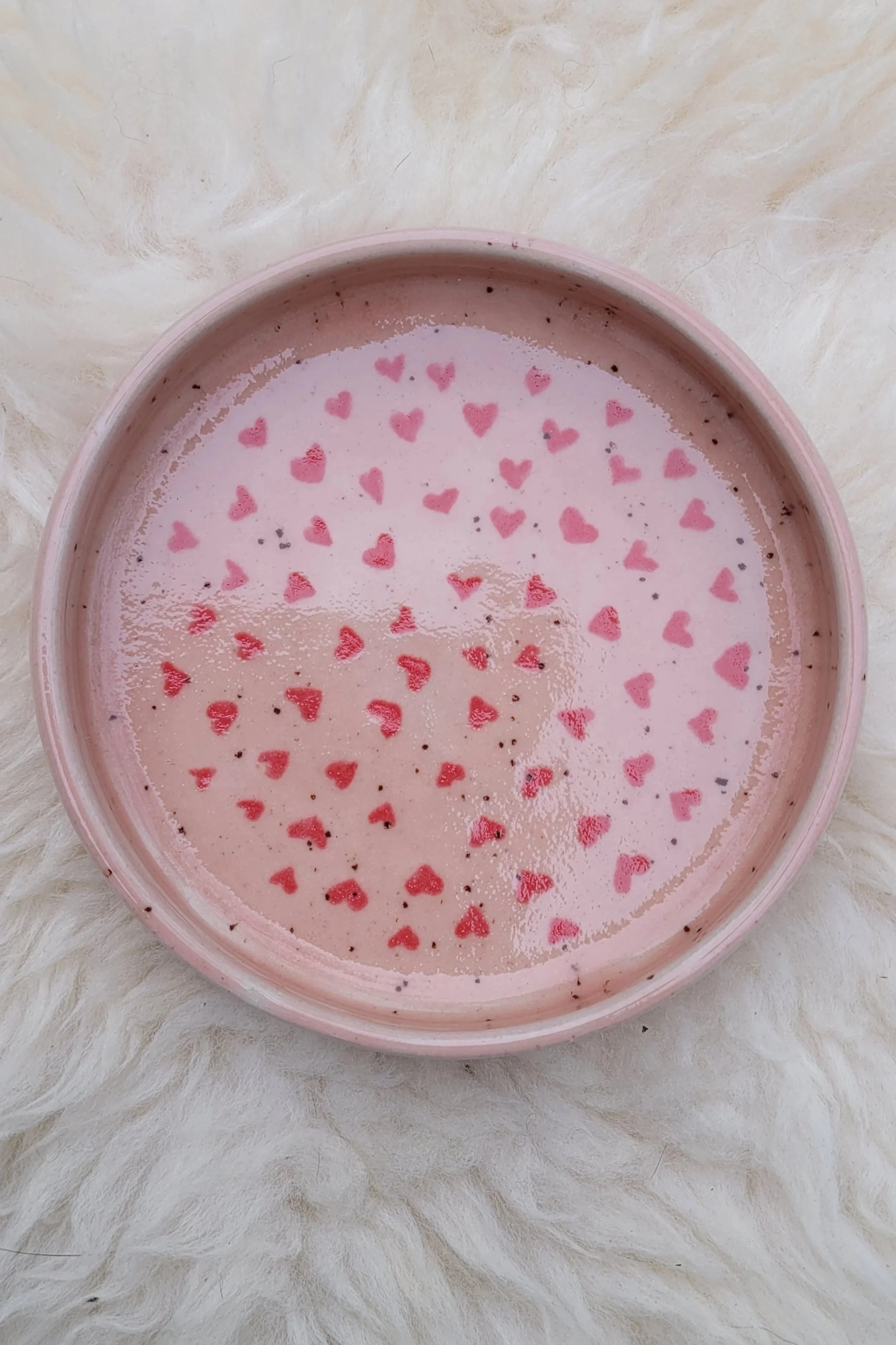 Håndmalet Keramisk Smykkeskål med Hjerter