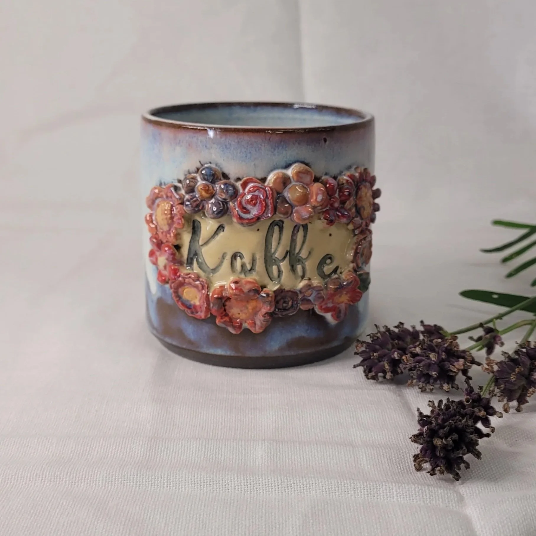 Blomster Kaffekrus i Sort Ler