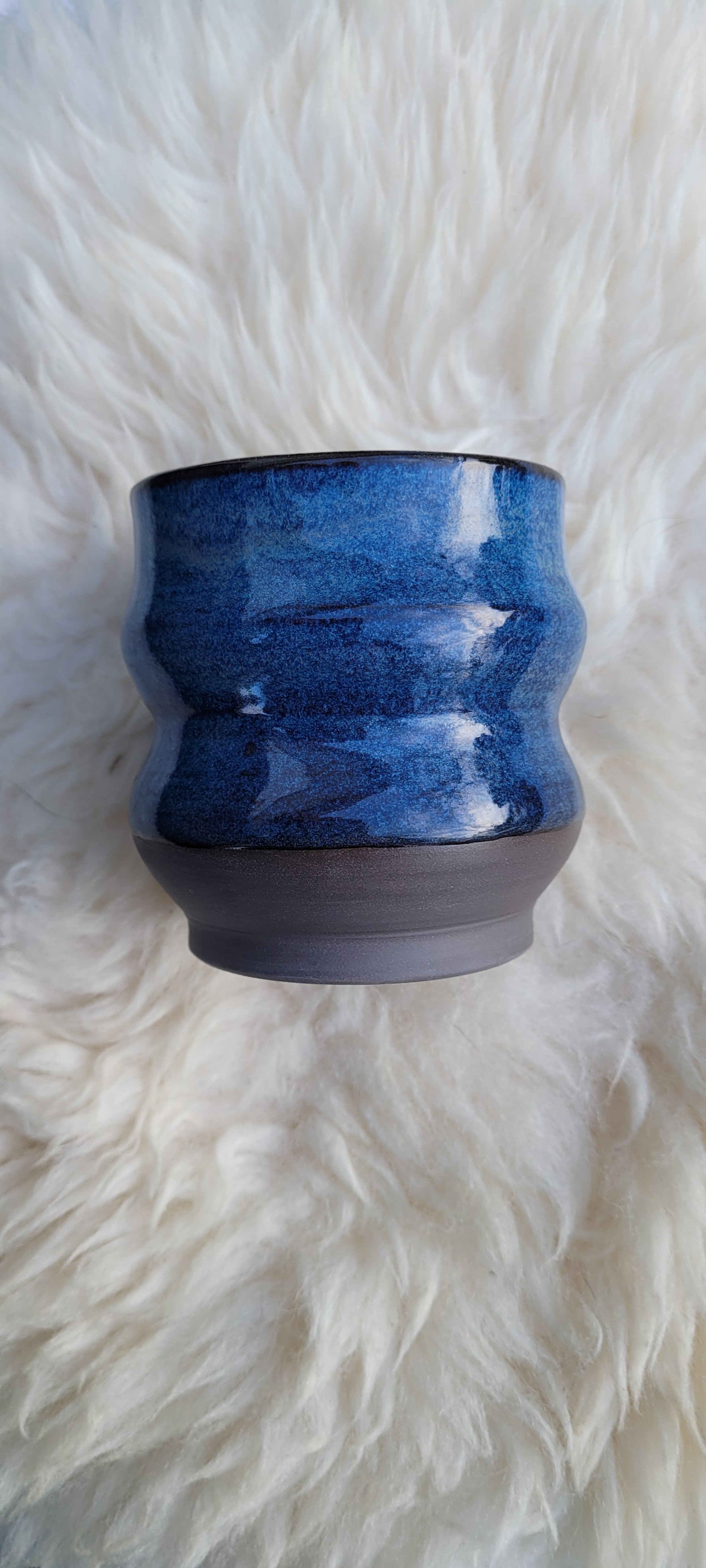 Himmelblå Bobbelkrus i Sort Ler