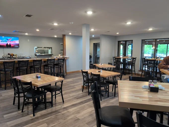 From juicy burgers and crisp salads to hearty dinners, the Holiday Island Grill serves up delicious comfort food with a welcoming, laid-back vibe