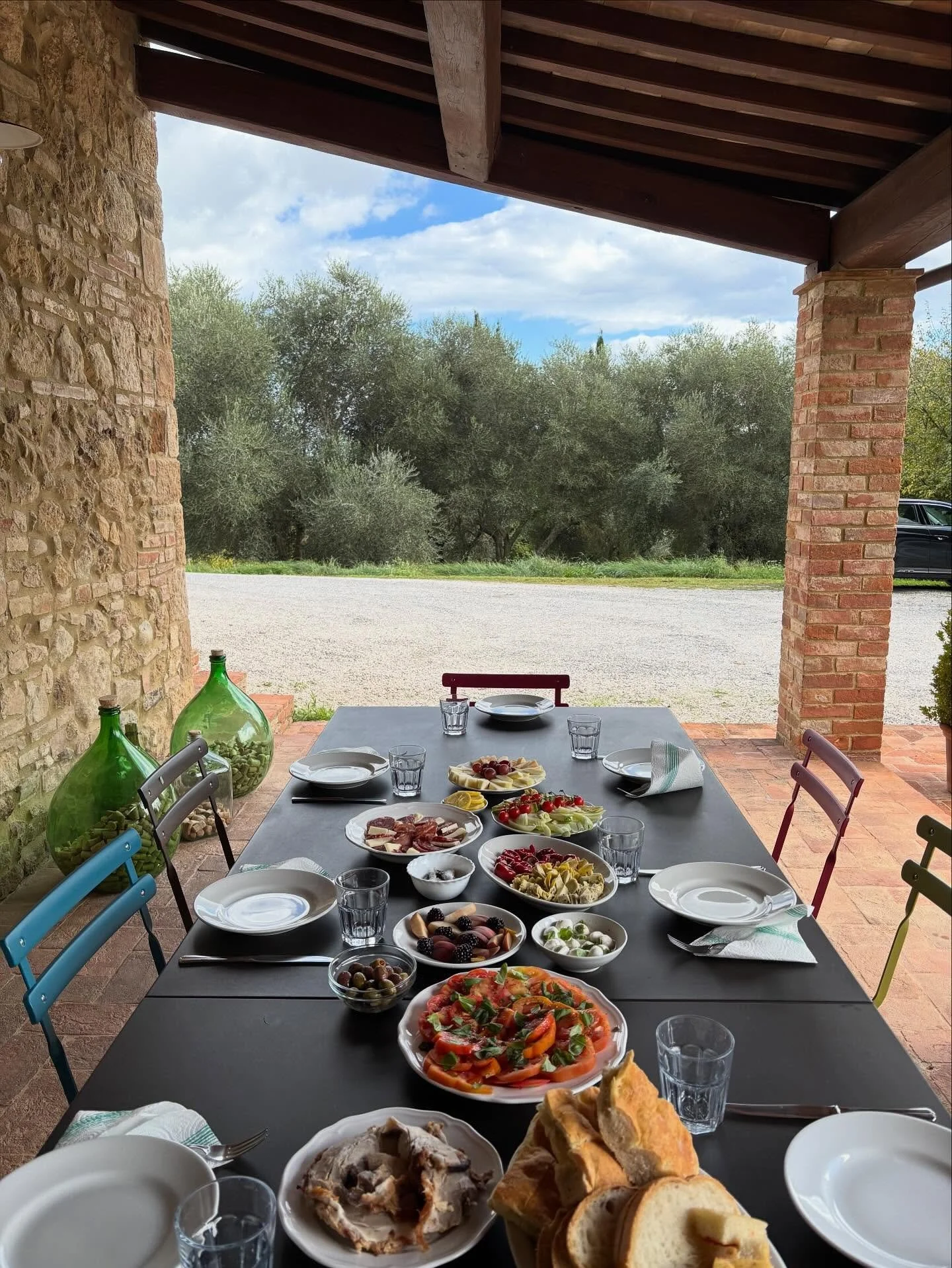 Aperitivo inspiratie 🍸✨
• tomatensalade
• gemarineerde mozzarella met citroen
• porchetta 
• parmigiano reggiano, pecorino, capocello toscane & salami
• venkel, olijven, artisjok & gevulde pepertjes met tonijn 
&b