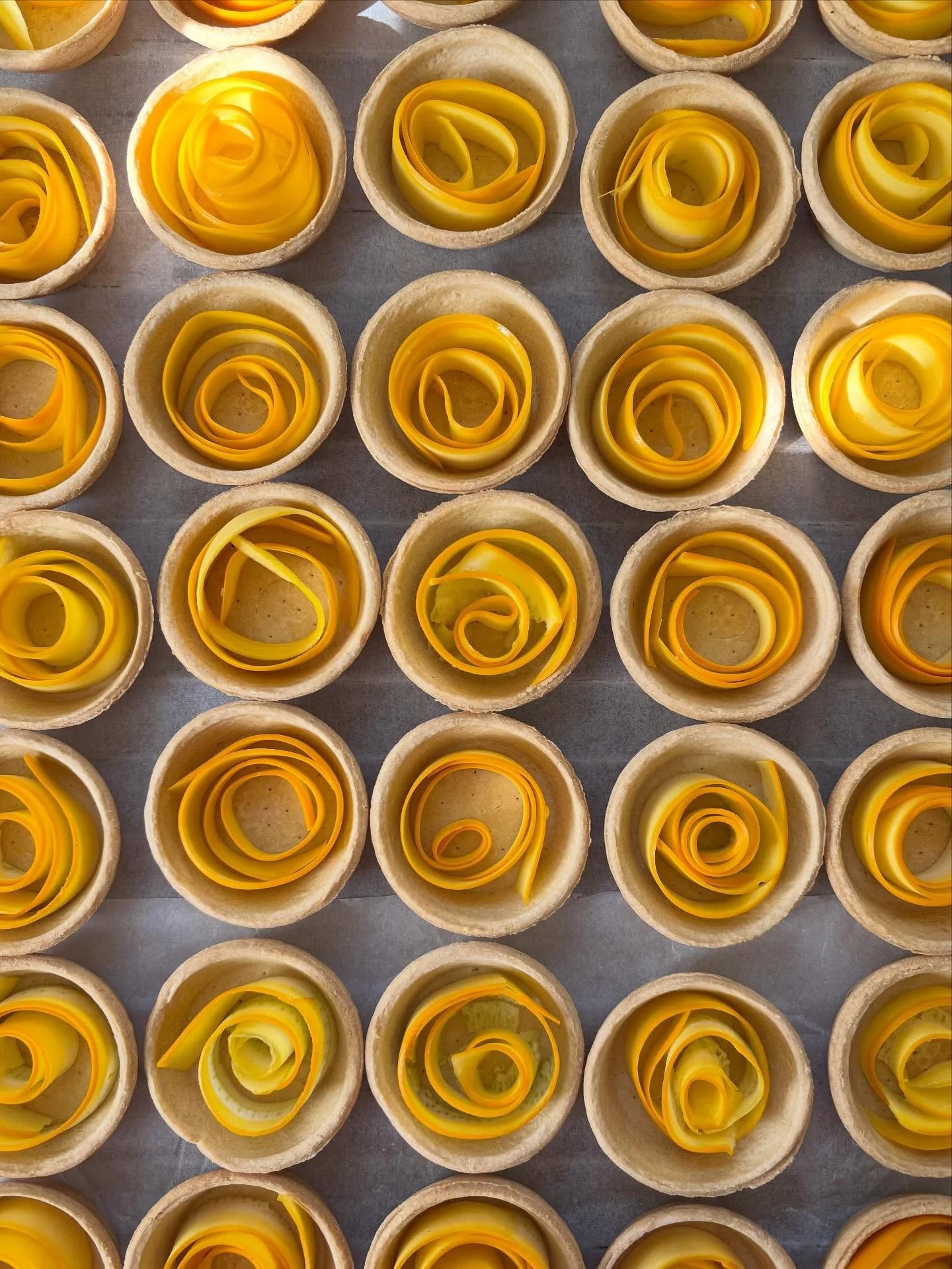 ☀️🌻 Mini quiches for days 🌻☀️
• Mini quiches met cheddar & zongedroogde tomaat
• Mini quiches met ricotta, citroen en courgette 
• Mini quiches met snijbiet en geitenkaas
#catering #cateringbedrijf #privatecatering #cateringfri
