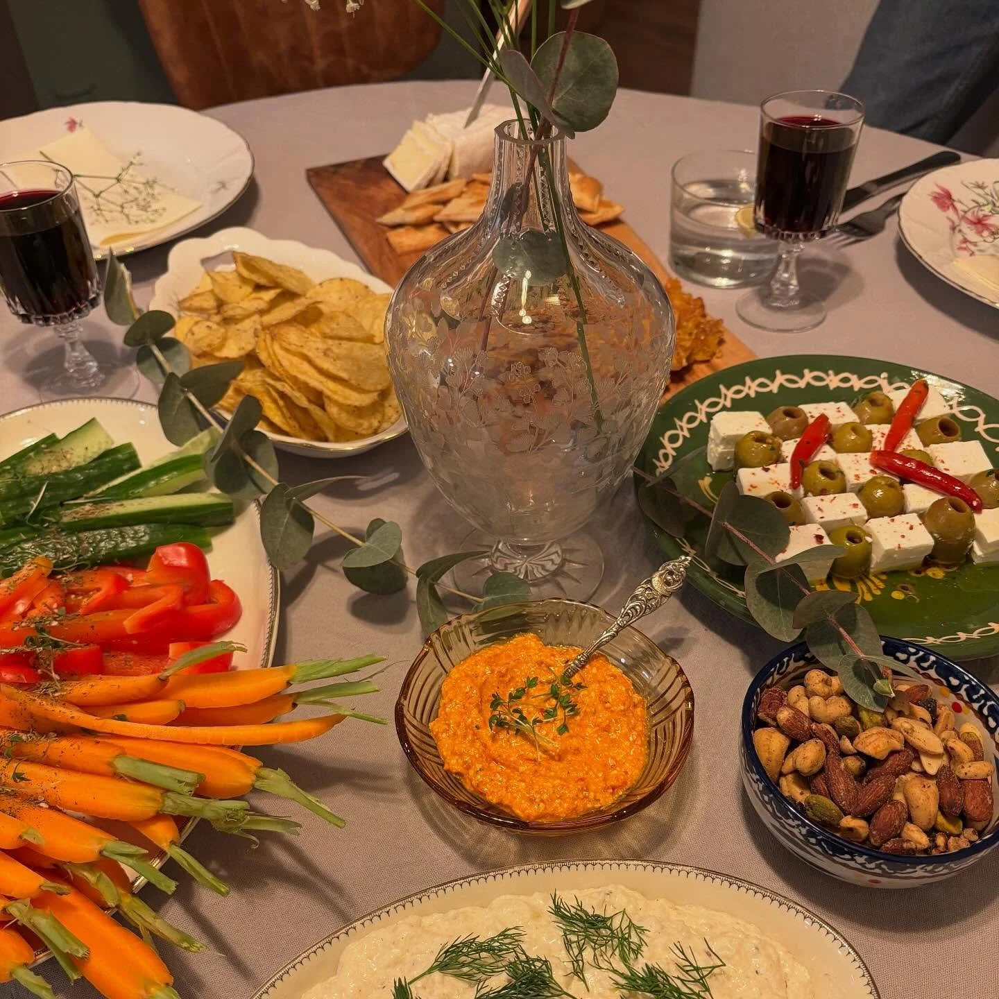 🍸✨ Cheers to the weekend ✨🍸
Van huisgemaakte dips en crackers tot crudités en kaas, we got u! Leijen & Leijen verzorgt op locatie fantastische borrels. 
Of het nu gaat om een kerstborrel, verjaardag of avond met vrienden — wij zor