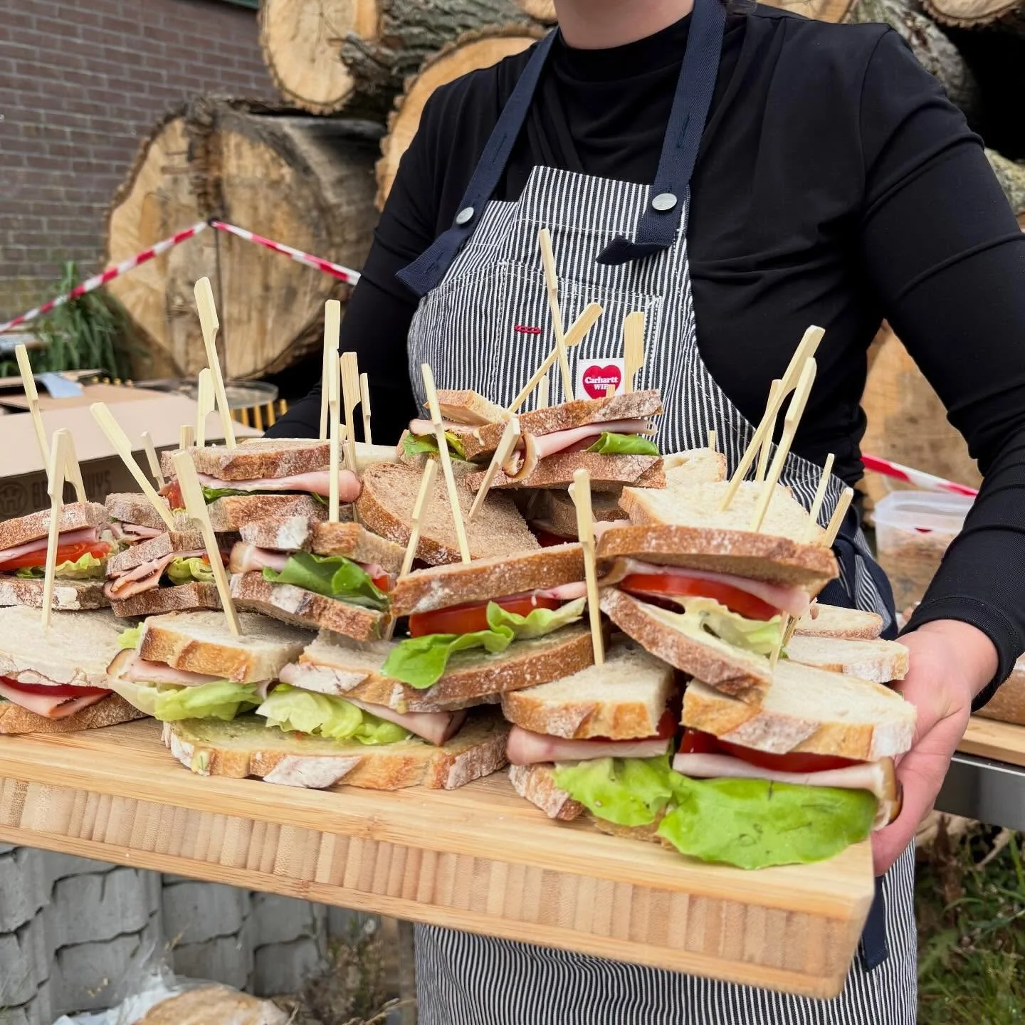 ✨🫜 Sandwiches for days! 🫜✨

Op zoek naar een uitgebreide lunch? 
Bij Leijen &amp; Leijen kan het op vele manieren; zowel aan tafel of als buffet, zoals bij dit leuke event afgelopen zomer. 

Meer weten? Ga naar www.leijenleijen.nl 🌻

&bull; focacc