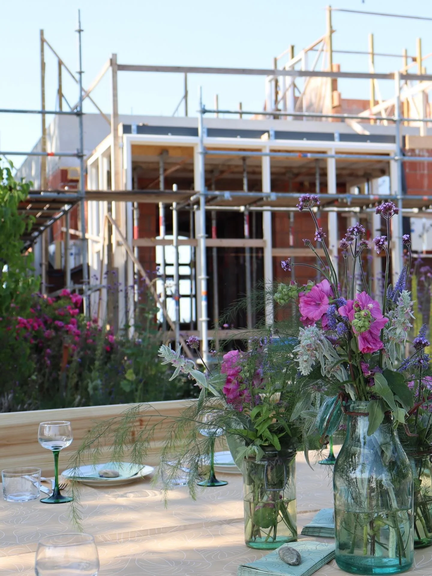 Hallo herfst 🍂🍁

Nog even nagenieten van dit zomerse diner ter viering van de bouw van een nieuw huis! ☀️

Benieuwd naar de mogelijkheden deze herfst en winter? Op onze website vindt u een aantal nieuw voorbeeldmenu&rsquo;s waarin seizoenen centraa