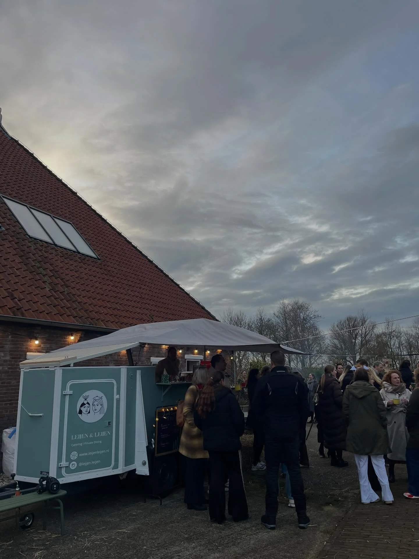 Gisteren hebben we voor het eerst onze Foodtruck ingezet bij een evenement! Het was een gezellige borrel in kerstsferen bij @de_laape ✨

De afgelopen maanden heeft onze vader een paarden trailer omgetoverd naar deze toffe wagen! 🙌

Ennn aanstaande z