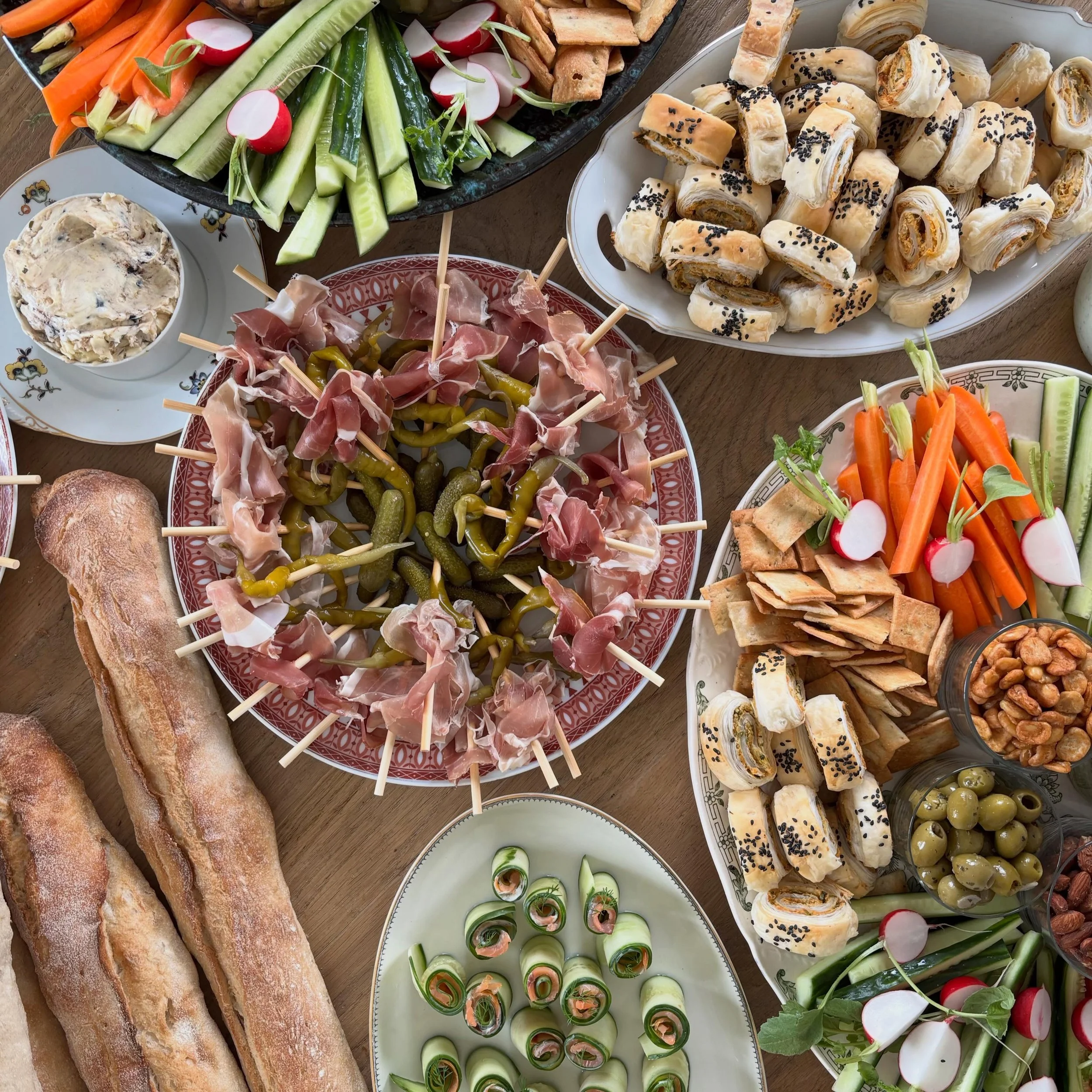 ☀️🍸 Borrelen met Leijen &amp; Leijen 🍸☀️

Borrelschalen met voor ieder wat wils en altijd op maat! Perfect voor het weekend! 

Voor meer informatie, kijk op www.leijenleijen.nl 

&bull; komkommer zalm rolletjes
&bull; harissa kikkererwten puffs 
&b