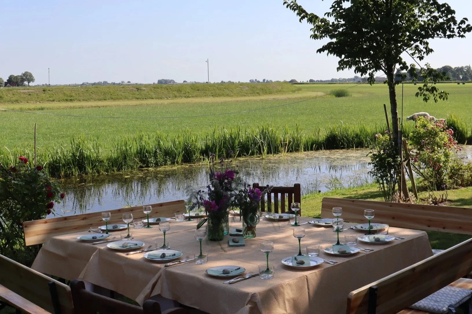 Gedekte buitentafel met wijnglazen en servies voor catering op locatie van Leijen & Leijen in Friesland.