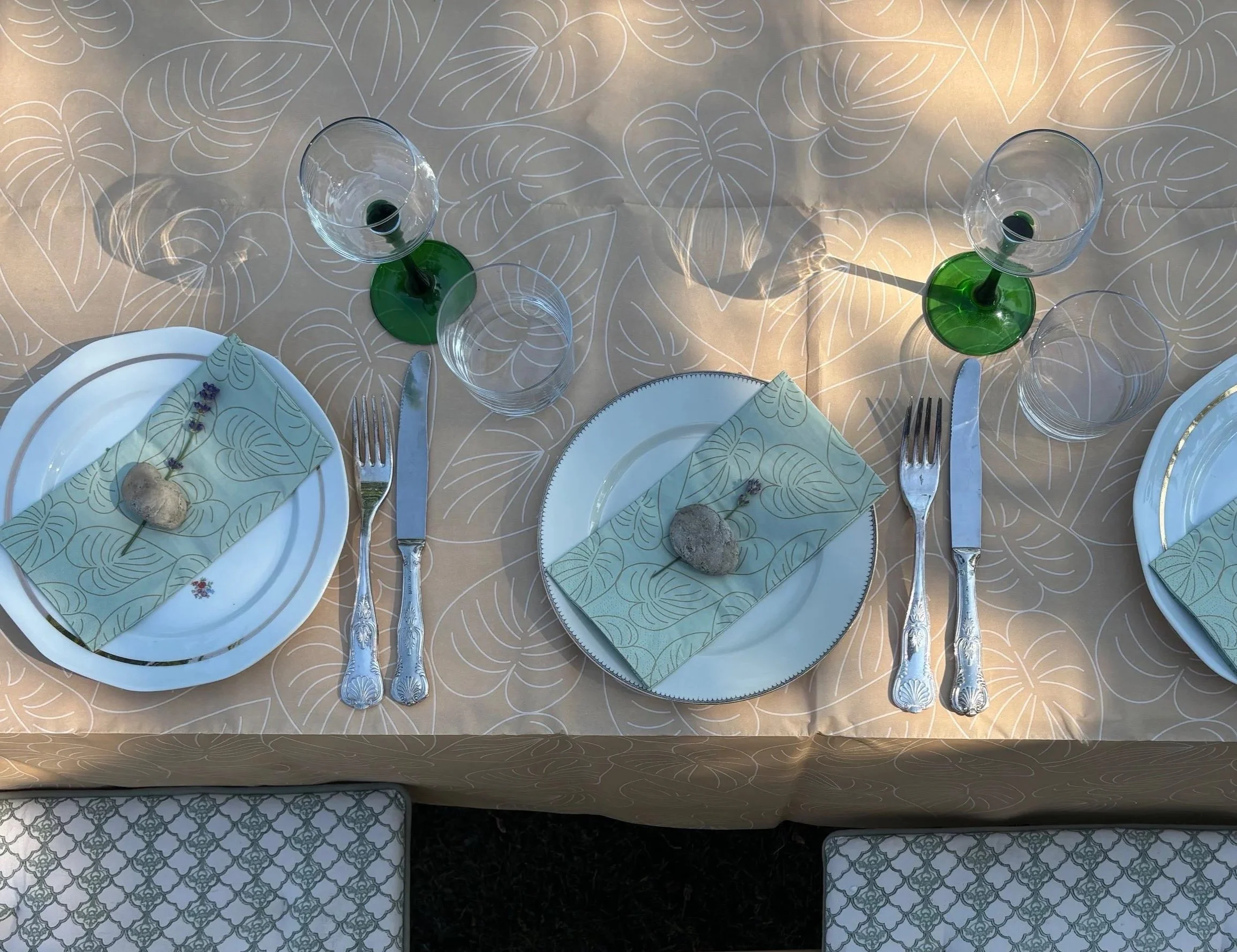 Gedekte tafel met vintage servies en bloemen, onderdeel van sfeervolle catering van Leijen & Leijen
