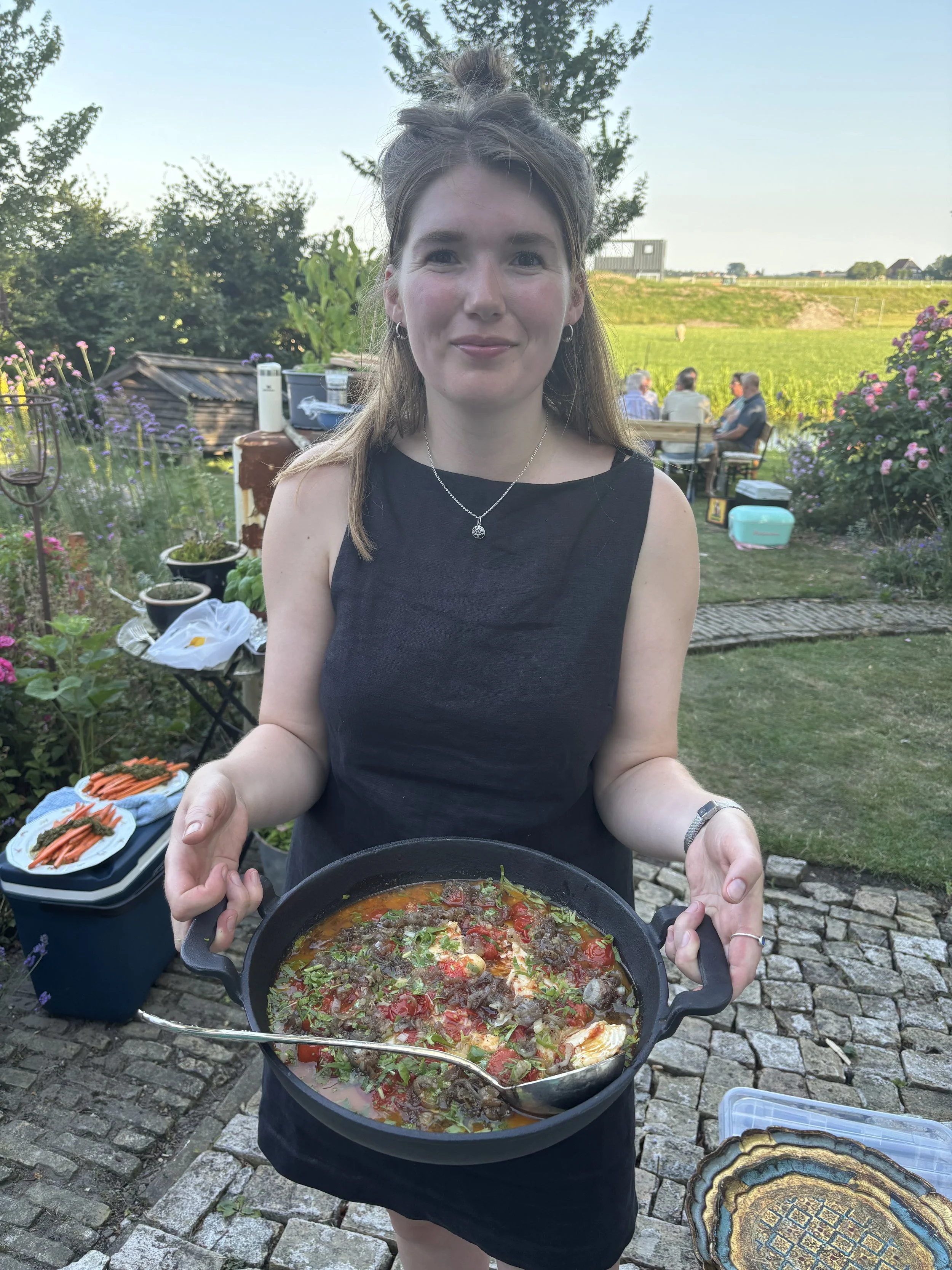 Eigenaresse Leijen & Leijen met een pan vol stoof om uit te serveren aan gasten.