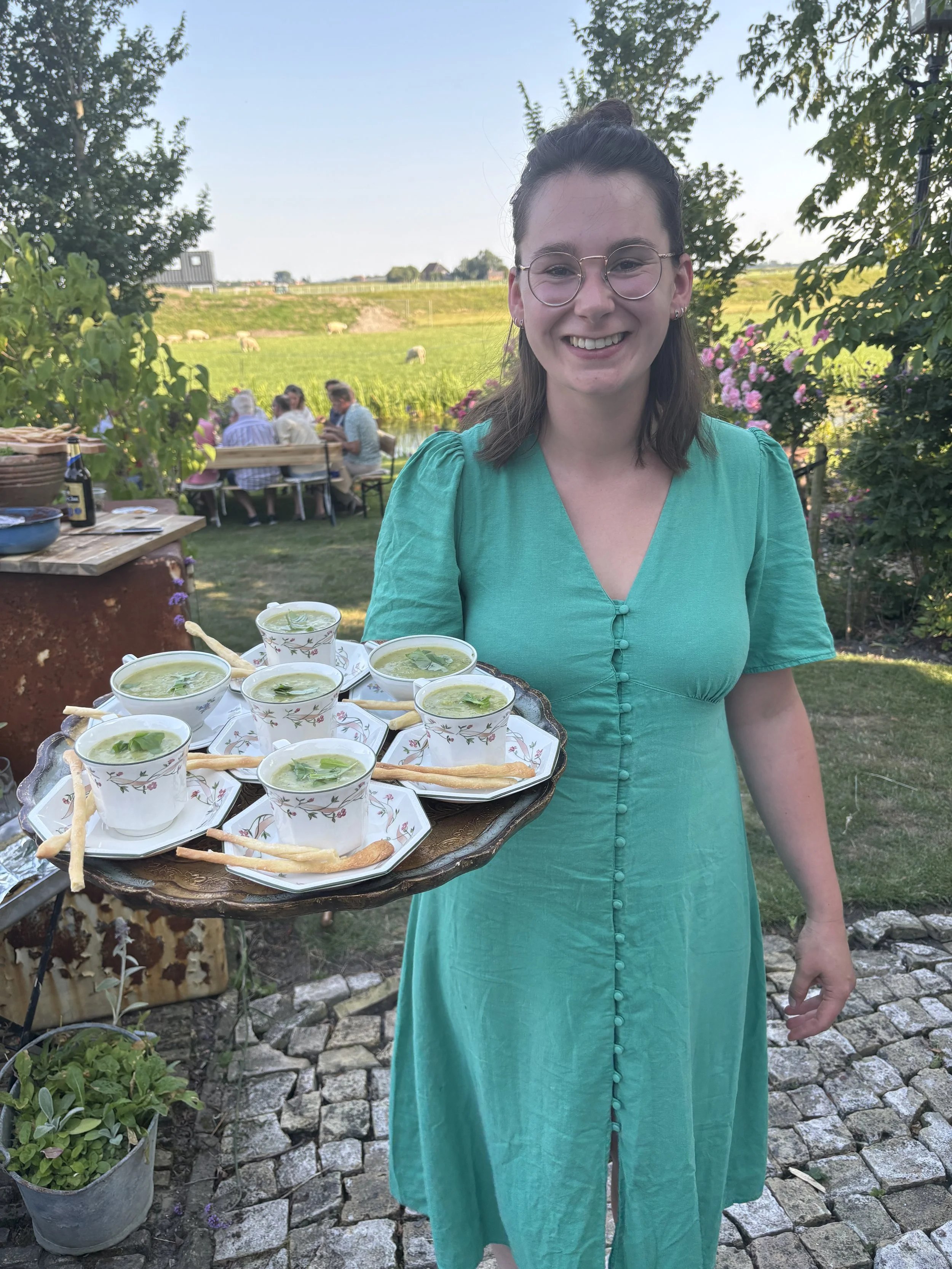 Leijen & Leijen serveert verse soep tijdens catering evenement.