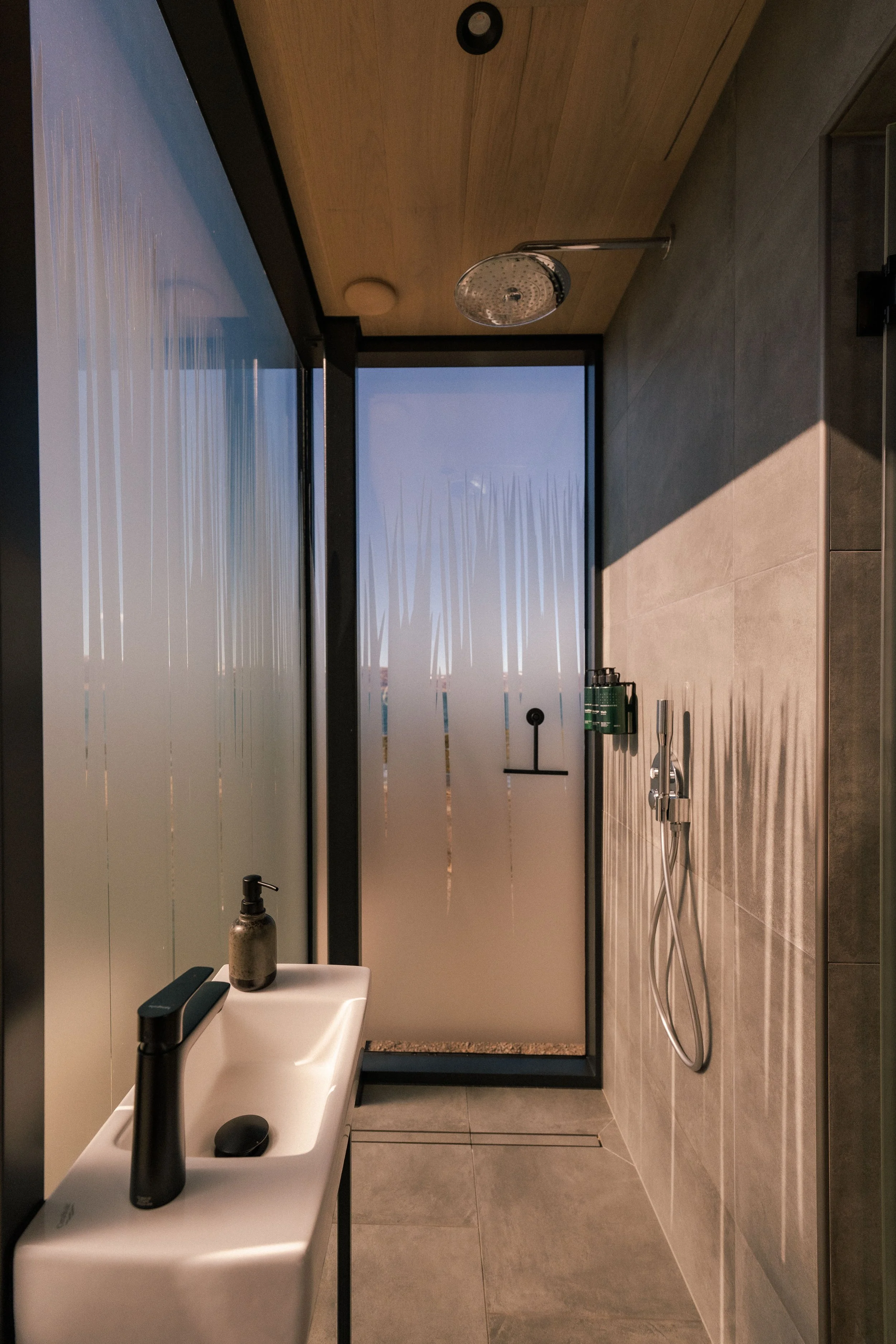 EmaFlajzarova_MirrorSuites_13.jpg