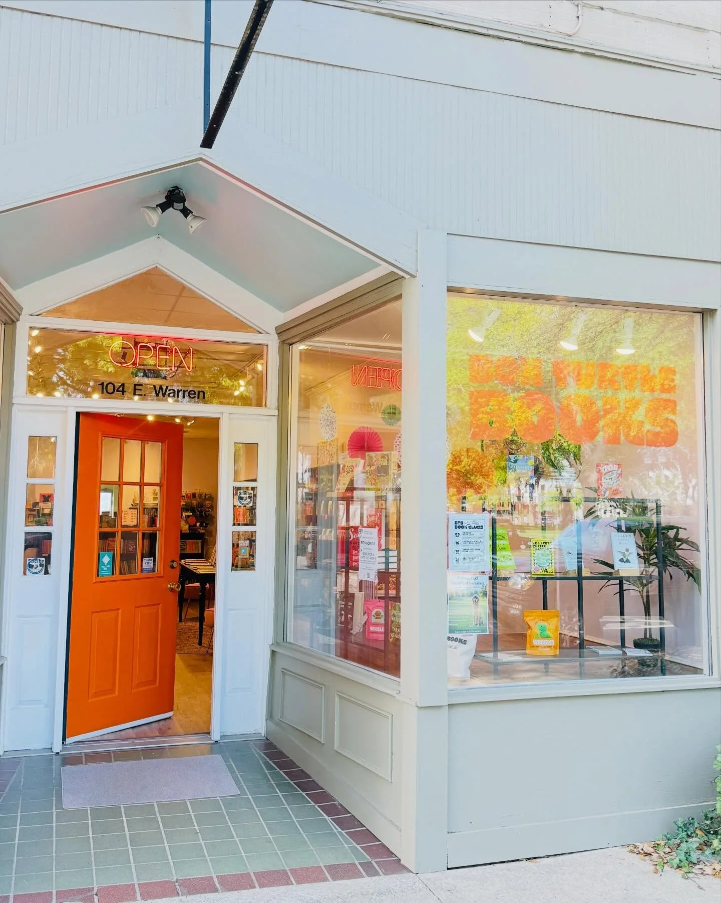 Looking for your next great read? Look for the orange door on East Warren Street in @uptownshelby 🧡🐢📚
