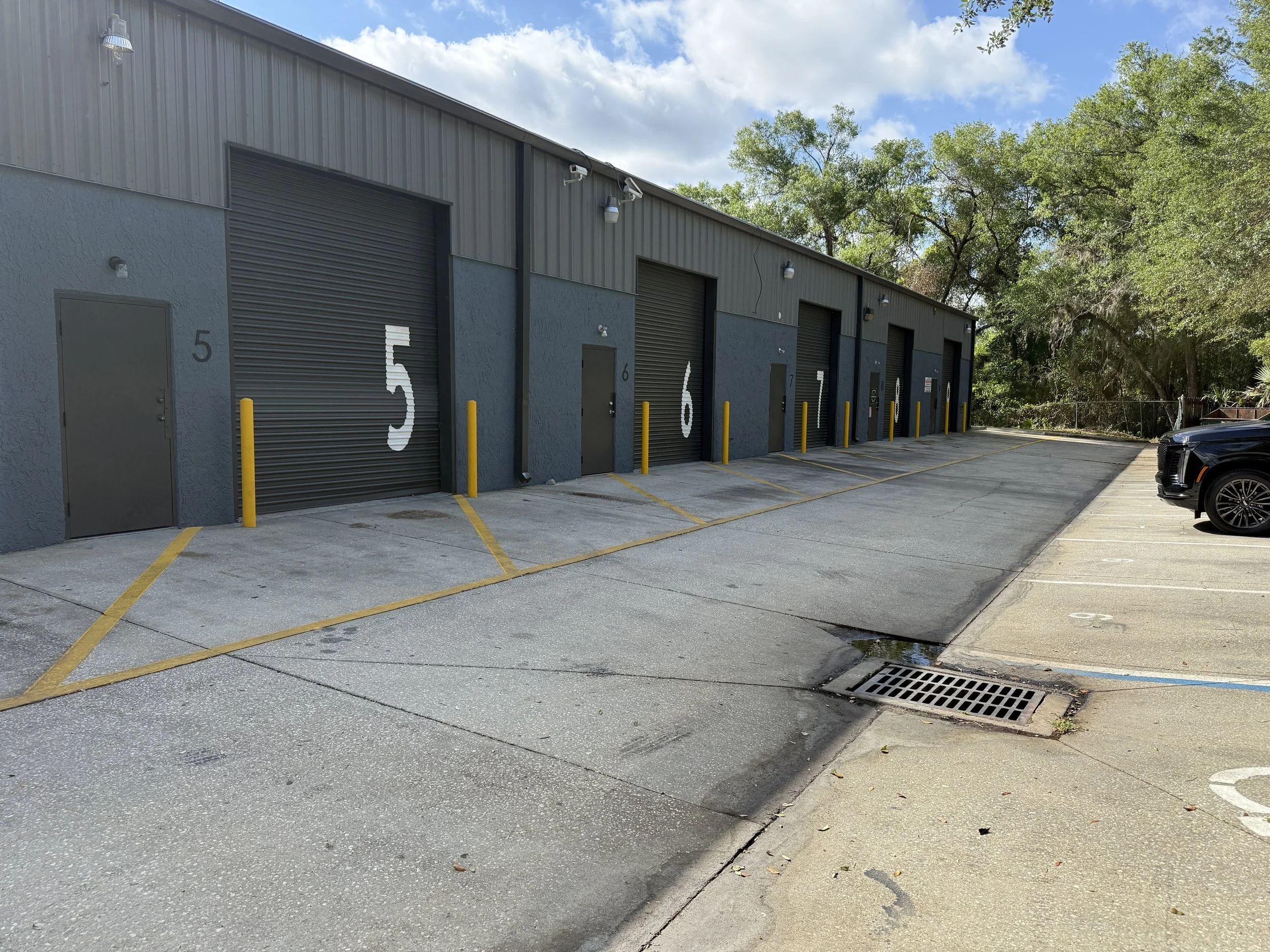 Small bay industrial warehouse units with roll-up doors in Florida