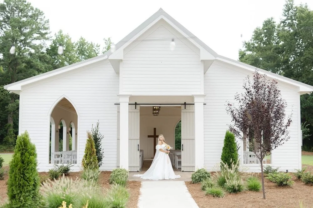 Jolie&rsquo;s stunning bridal portraits in front of the venue 🤍

Venue: @thehartwoodevents Hartwood
Planner: @campbell.coevents 
Florist: @dragonflyflorist
Photographer: @megangloverphotography