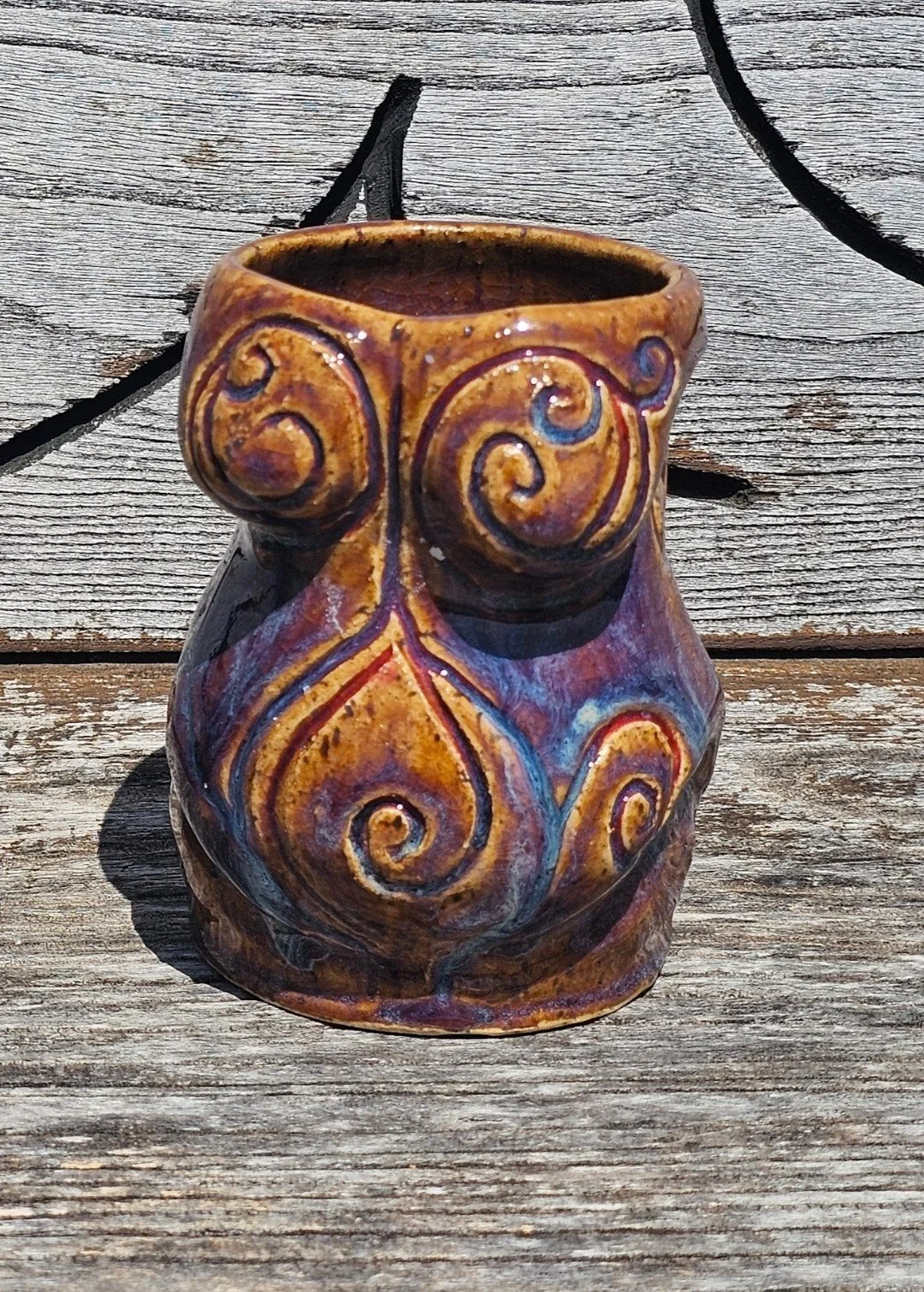 Ceramic mug with female form