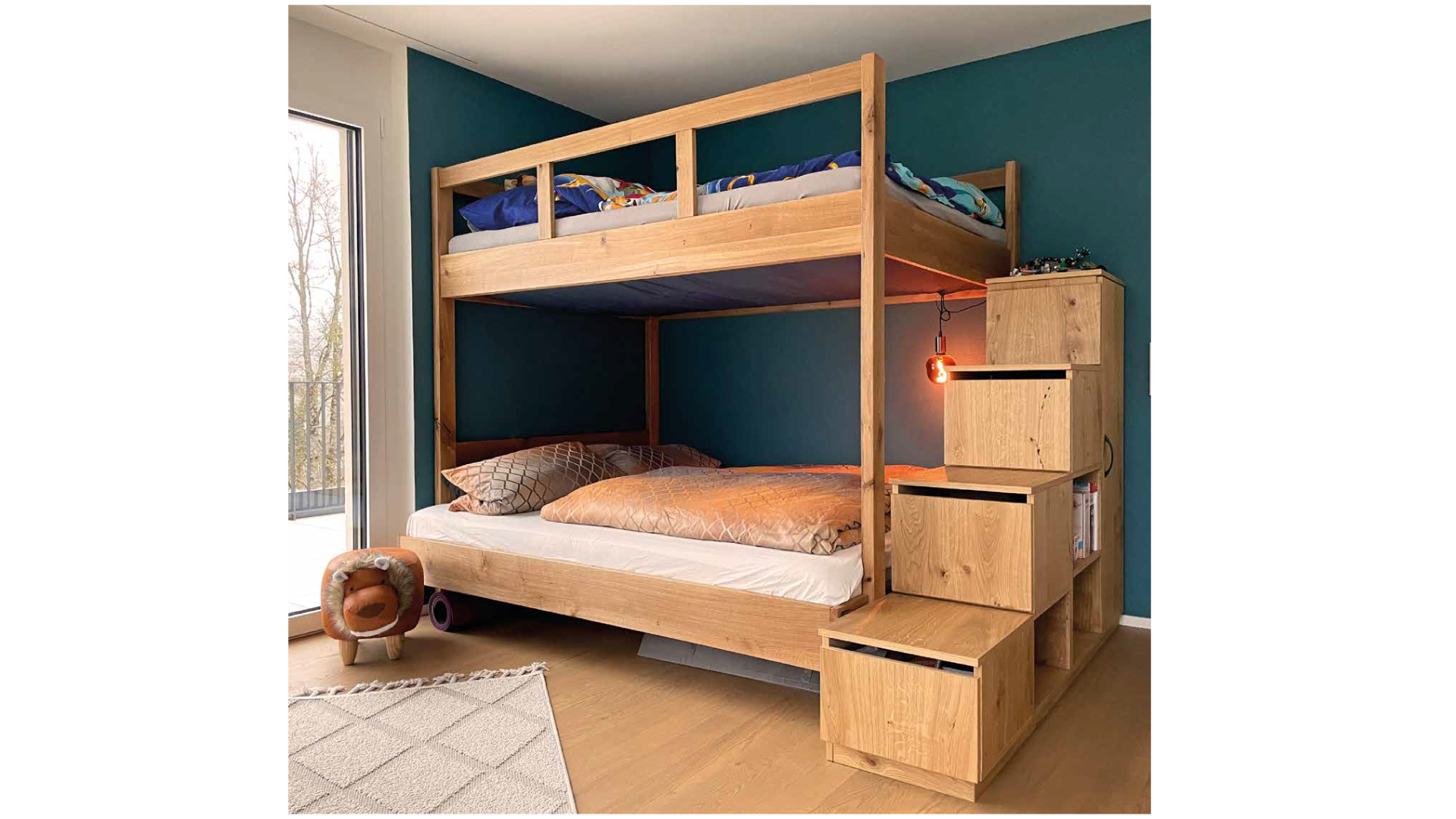 Bett mit oberen Etagenbett und Bücherregal in einem Schlafzimmer mit blauer Wand und Balkonzugang.