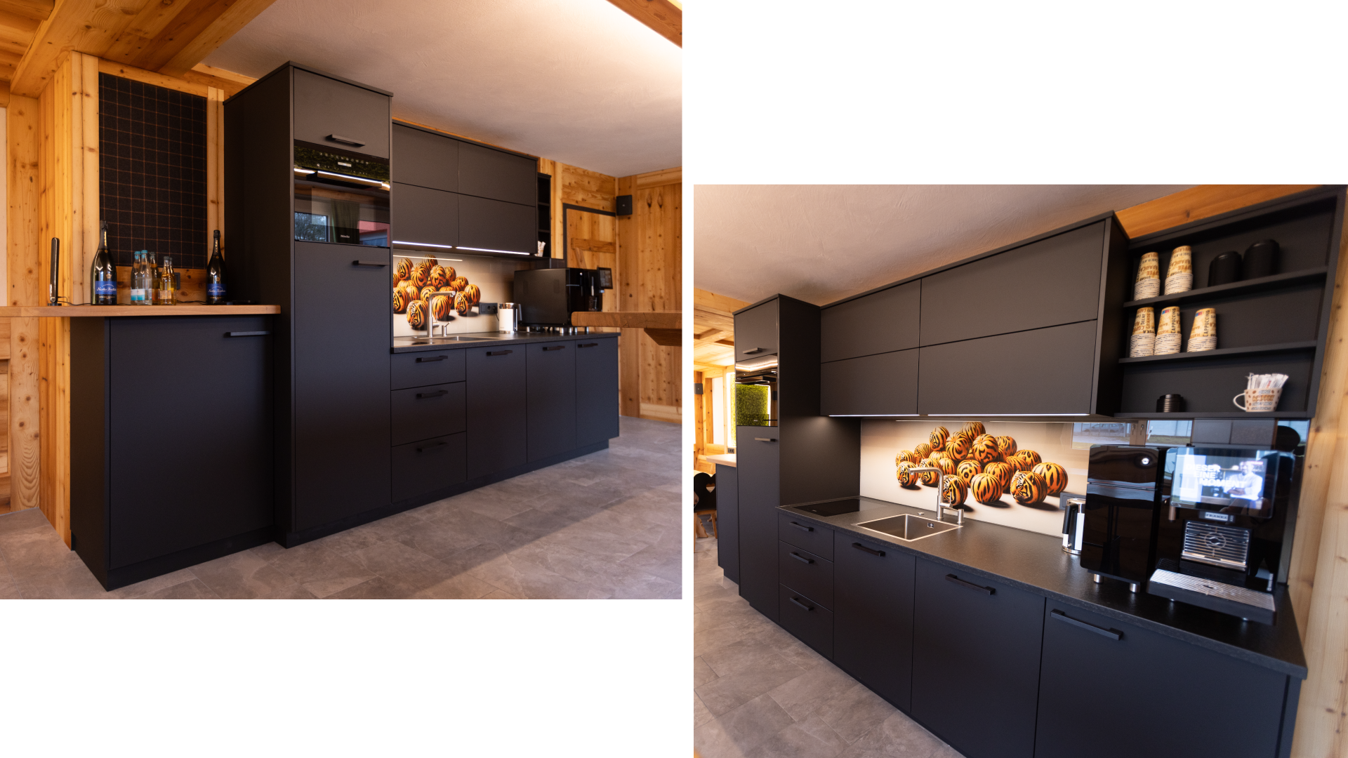 Moderne schwarze Küche mit Holzverkleidung, offene Regale mit Kaffeetassen, Kaffeeautomat, Wasserkocher, Beleuchtung unter den oberen Schränken und dunklem Arbeitsbereich.