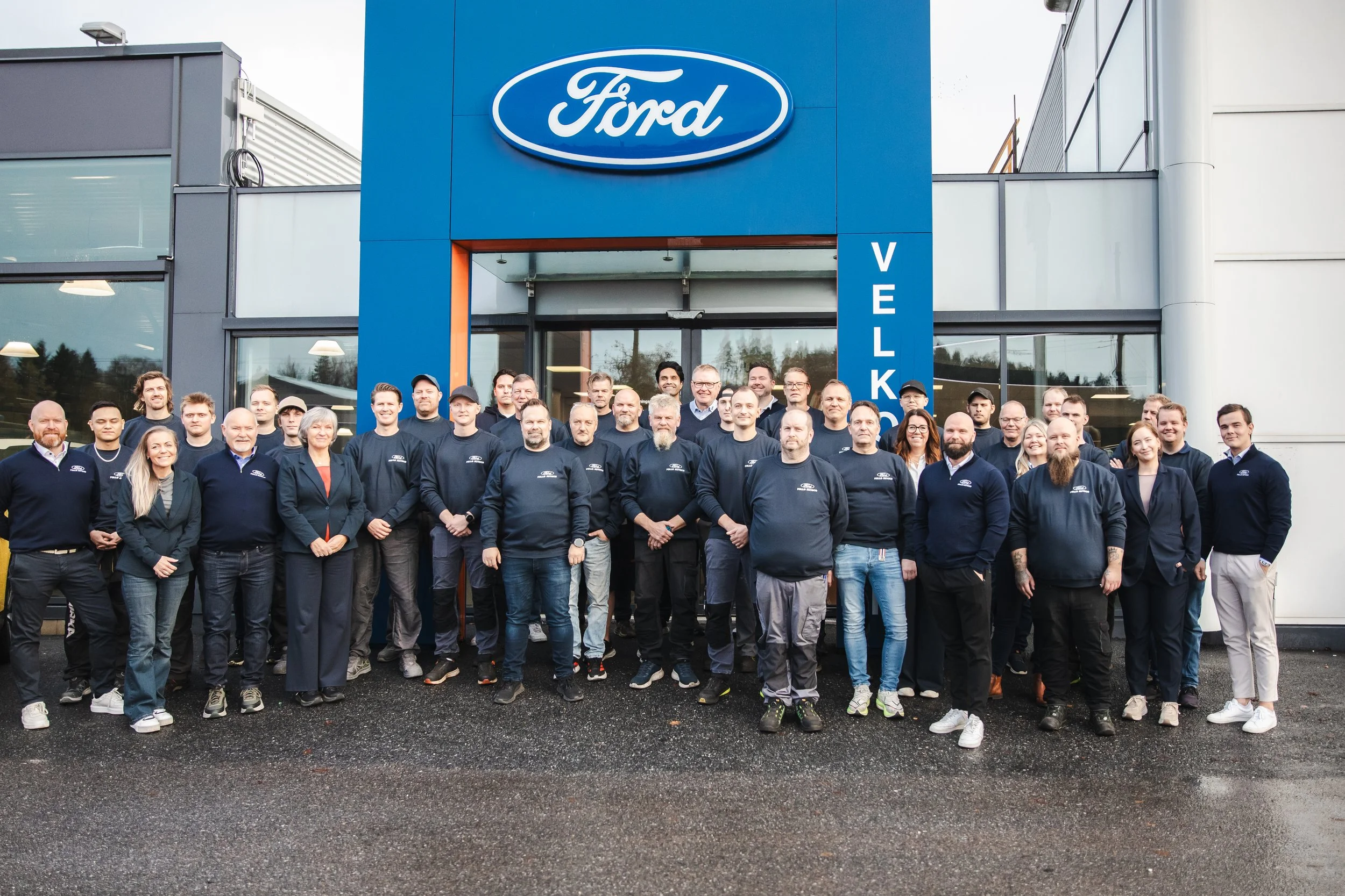 Ansatte samlet foran butikklokalet hos Follo Autoco Ski