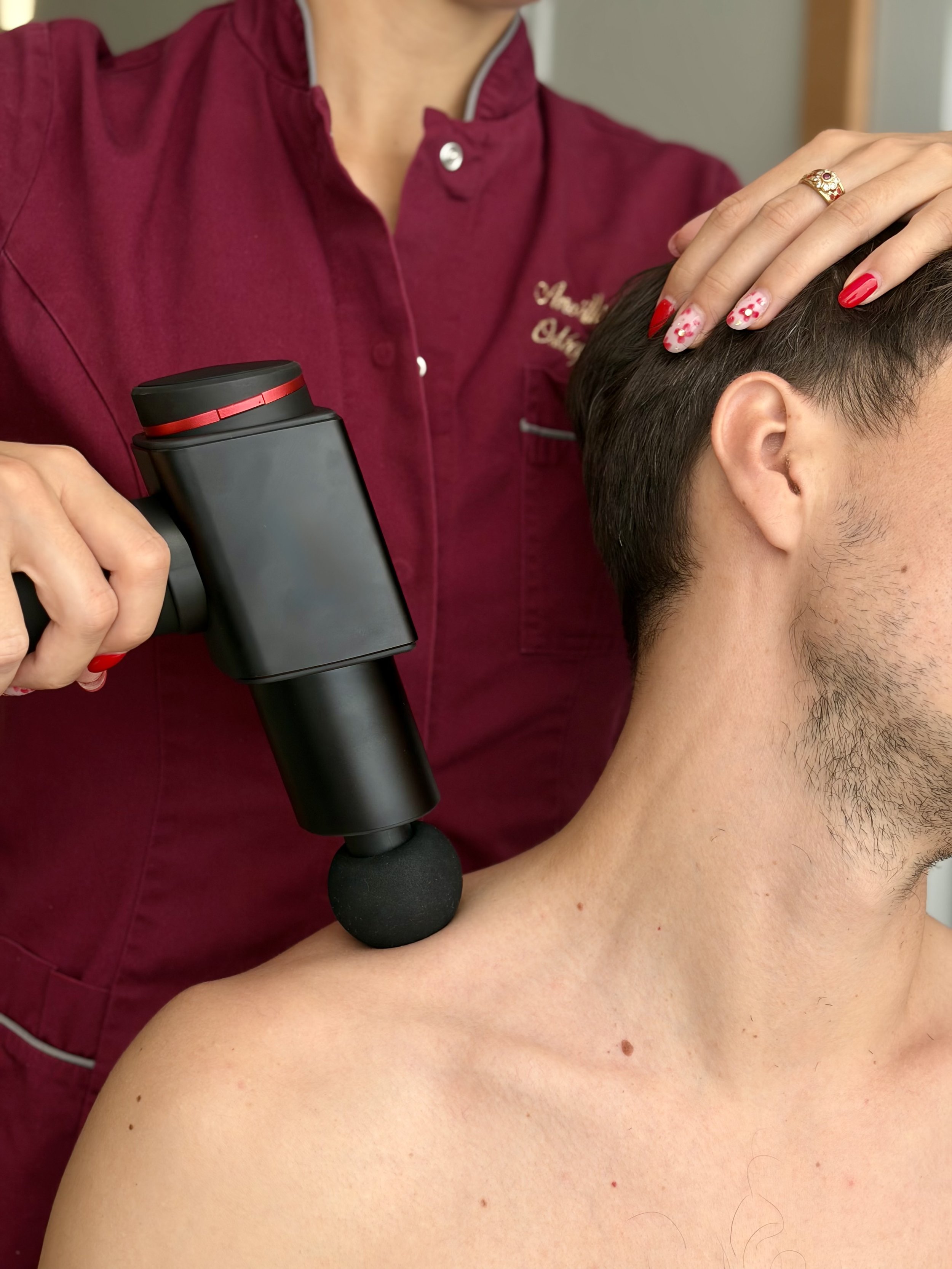 Utilisation d’un pistolet de massage par Anaëlle Antoine, ostéopathe D.O. à Chalon-sur-Saône, afin de compléter les techniques manuelles lors d’une séance d’ostéopathie. Cet outil peut être utilisé pour accompagner le relâchement musculaire, la récup