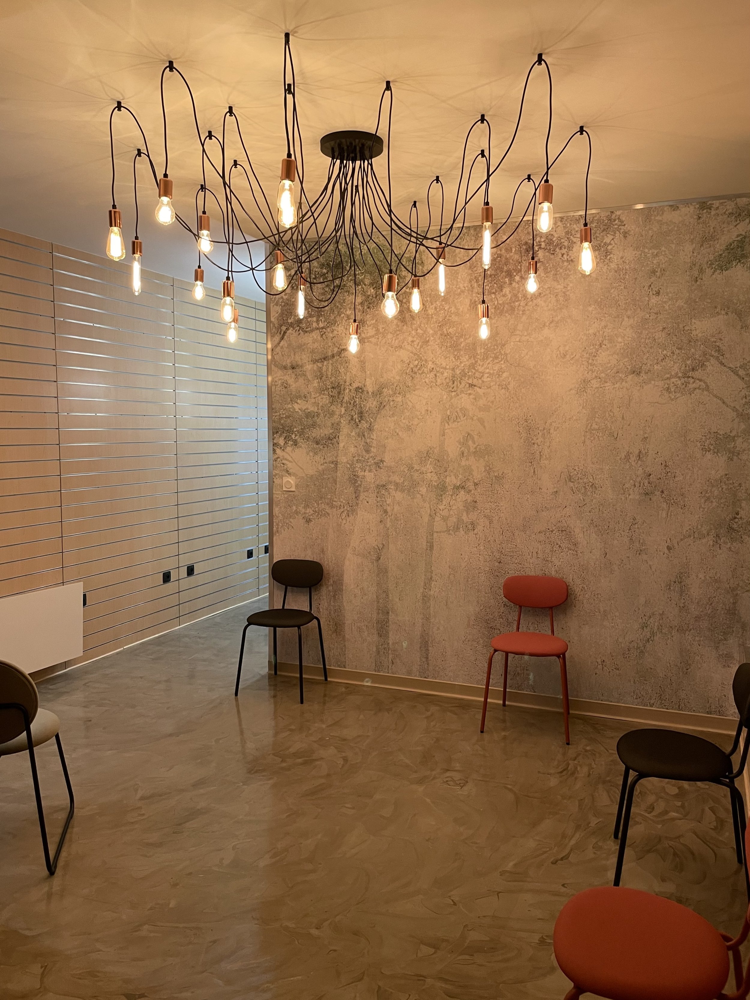 Salle d’attente du Pôle Santé EQUINOX à Chalon-sur-Saône - ostéopathe Chalon-sur-Saône