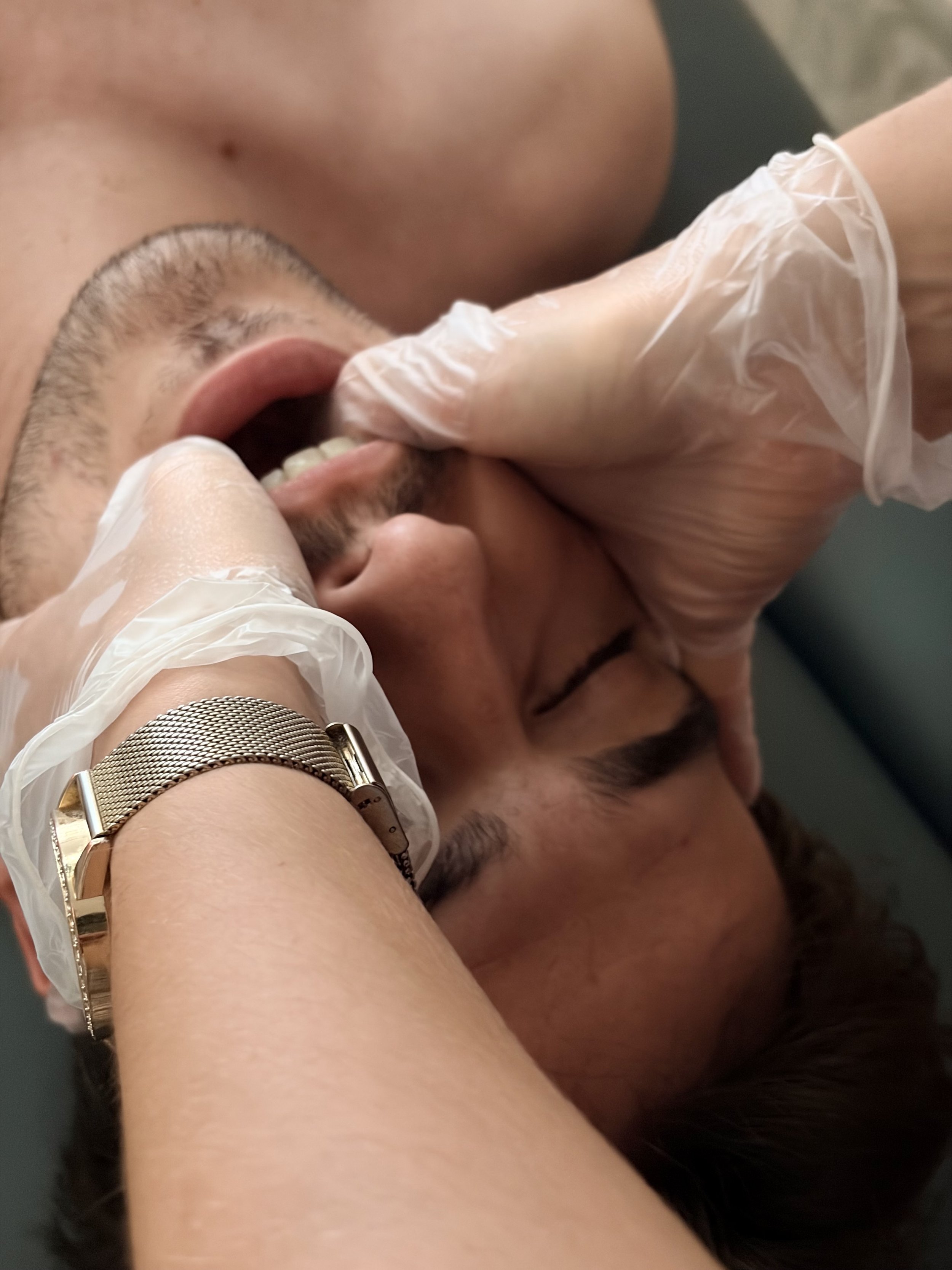 Anaëlle Antoine, ostéopathe D.O. à Chalon-sur-Saône, réalise des techniques ostéopathiques intra-buccales dans le cadre de la prise en charge des douleurs de mâchoire et de l’articulation temporo-mandibulaire (ATM). Cette approche peut notamment acco